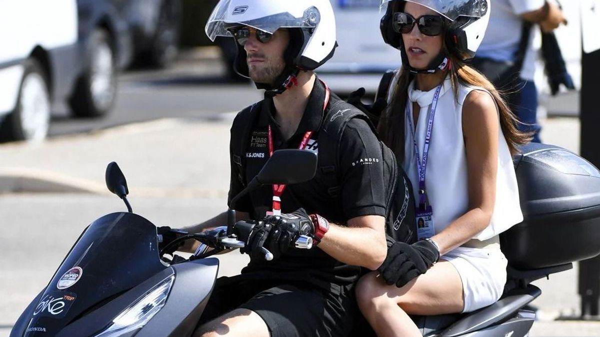 Romain Grosjean, hier noch zu Haas-Zeiten, mit Ehefrau Marion auf dem Roller