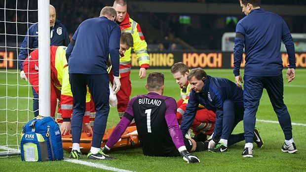 
                <strong>Jack Butland</strong><br>
                Jake Butland: Seine Länderspielreise hatte sich der Brite wohl anders vorgestellt. Beim Spiel gegen Deutschland verletzte sich der Keeper am Knöchel und musste das Feld noch vor der Pause verlassen. Die bittere Diagnose: Das Sprunggelenk ist gebrochen. Damit droht Butland sogar das EM-Aus ...
              