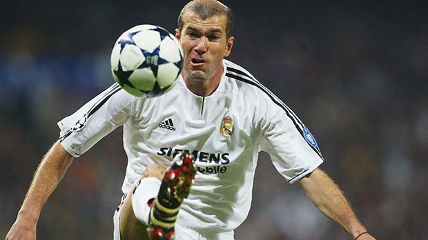 
                <strong>Mittelfeld: Zinedine Zidane</strong><br>
                Mittelfeld: Zinedine Zidane. Iker Casillas kennt ihn als Mitspieler - als Cheftrainer hat er ihn knapp verpasst. Sieben Jahre waren die beiden Teamkollegen. Zusammen mit Luis Figo bildete Zidane ein Traumduo im Mittelfeld. Drei Mal wurde er zum Weltfußballer gewählt.
              