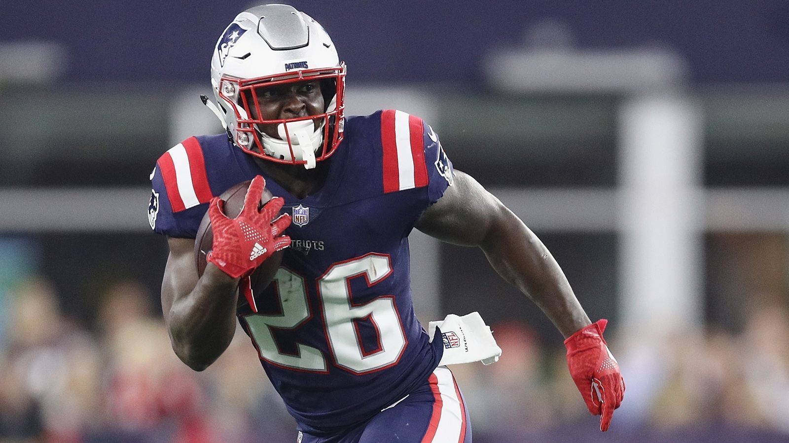 
                <strong>Sony Michel (New England Patriots)</strong><br>
                Sony Michel ist bei den Patriots zu einer echten Waffe geworden und bekam in den letzten Spielen deutlich mehr Carrys als James White. Der Erstrundenpick bedankte sich mit fünf Touchdowns und 706 Yards. Auf den Rookie of the Year Award dürfte der 23-Jährige aber trotzdem nur Außenseiterchancen haben. 
              