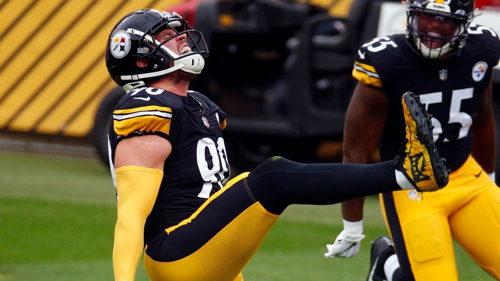 
                <strong>Week 6: Steelers Defense schreibt Geschichte</strong><br>
                Beim Sieg der Pittsburgh Steelers gegen die Cleveland Browns war die Defense erneut ein Erfolgsgarant. Die Mannen um Superstar T.J. Watt (im Bild) verzeichneten zwei Interceptions und sackten Cleveland-Quarterback Baker Mayfield viermal. Damit gelangen der Steelers-Defense in jedem ihrer fünf ersten Spiele mindestens drei Sacks und eine Interception. Eine solche Serie war bisher nur den New York Giants um NFL-Legende Lawrence Taylor in der Saison 1985 gelungen.  
              