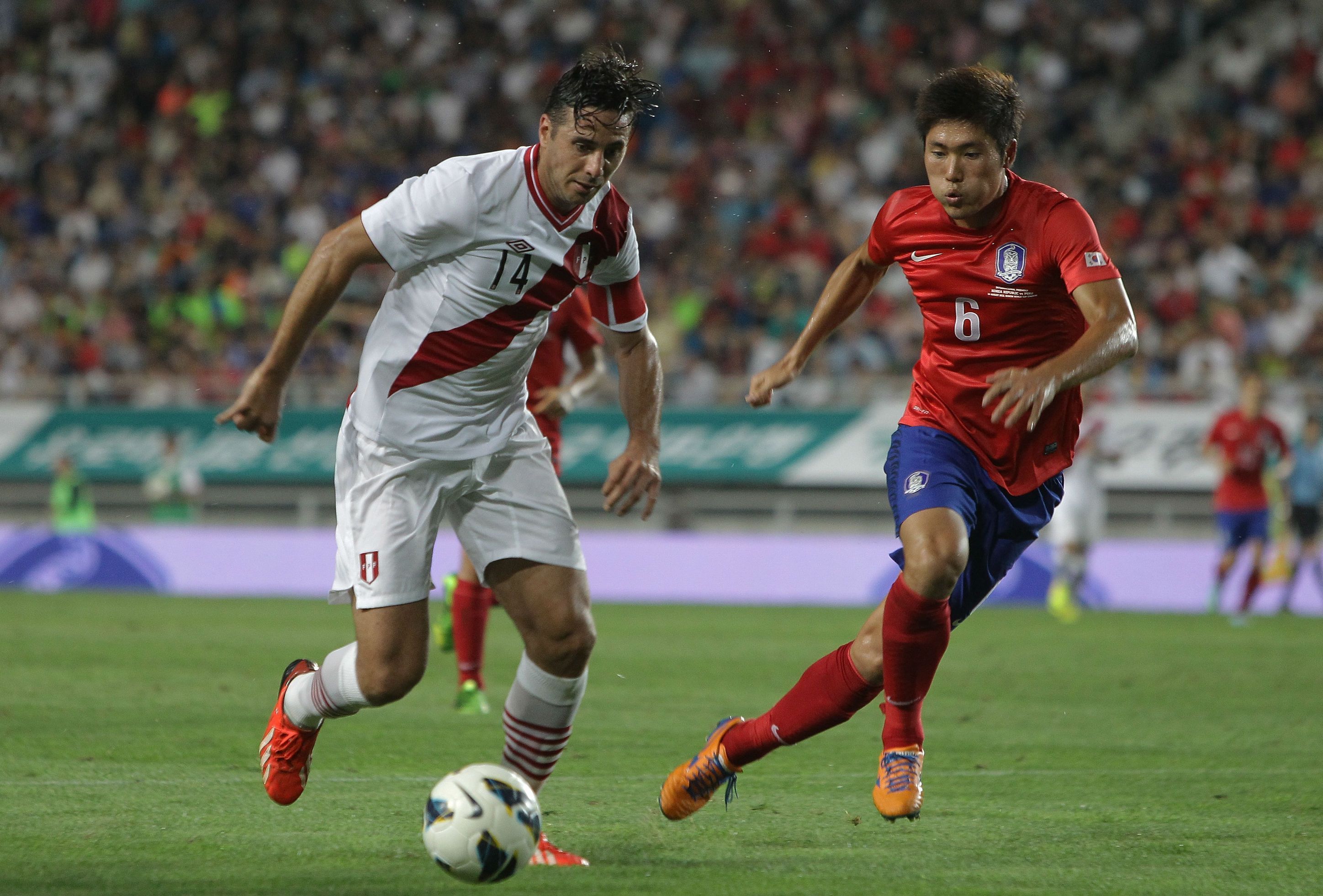 
                <strong>Claudio Pizarro (Peru - FC Bayern München)</strong><br>
                35 Jahre alt und noch immer brandgefährlich: Claudio Pizarro war beim FC Bayern immer zur Stelle wenn er gebraucht wurde. In 16 Einsätzen erzielte der Peruaner neun Treffer.
              