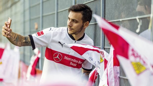 
                <strong>VfB Stuttgart</strong><br>
                Ein begehrtes Objekt für Erinnerungs-Selfies war schon zum Start in die Saison Neuzugang Anastasios Donis. Der Grieche sorgte in der Vorsaison bei Nizza mit zahlreichen Toren für Aufsehen und wurde nun für eine Saison von seinem Stammverein Juventus Turin ausgeliehen.
              