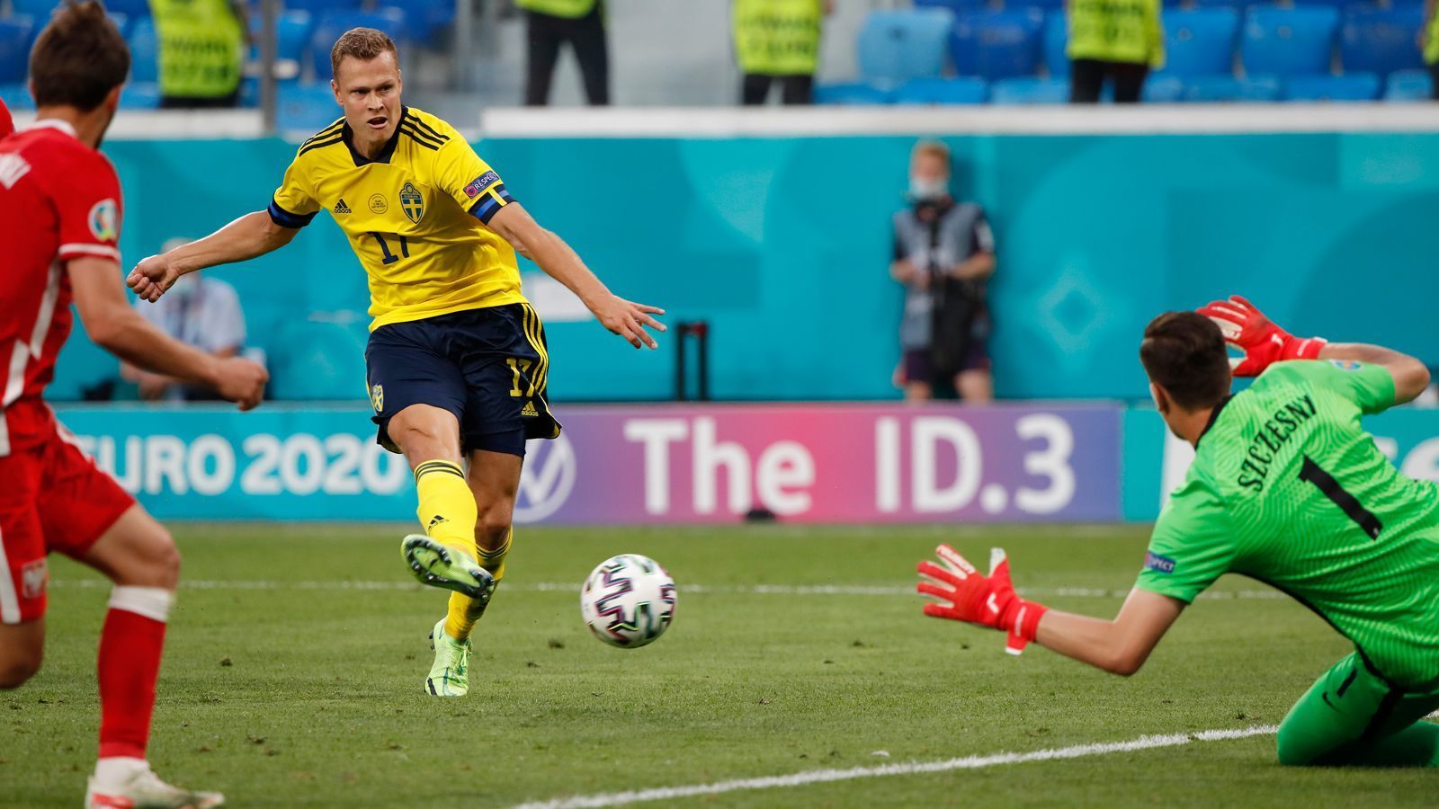 
                <strong>Claesson als schwedischer Held</strong><br>
                Letztlich reichte aber Lewandowskis Doppelpack nicht für einen Punktgewinn, der Held war am Ende nämlich Schwedens Viktor Claesson. In der dritten Minute der Nachspielzeit erzielte Claesson den 3:2-Siegtreffer für sein Team, sicherte Schweden damit Platz 1. 
              