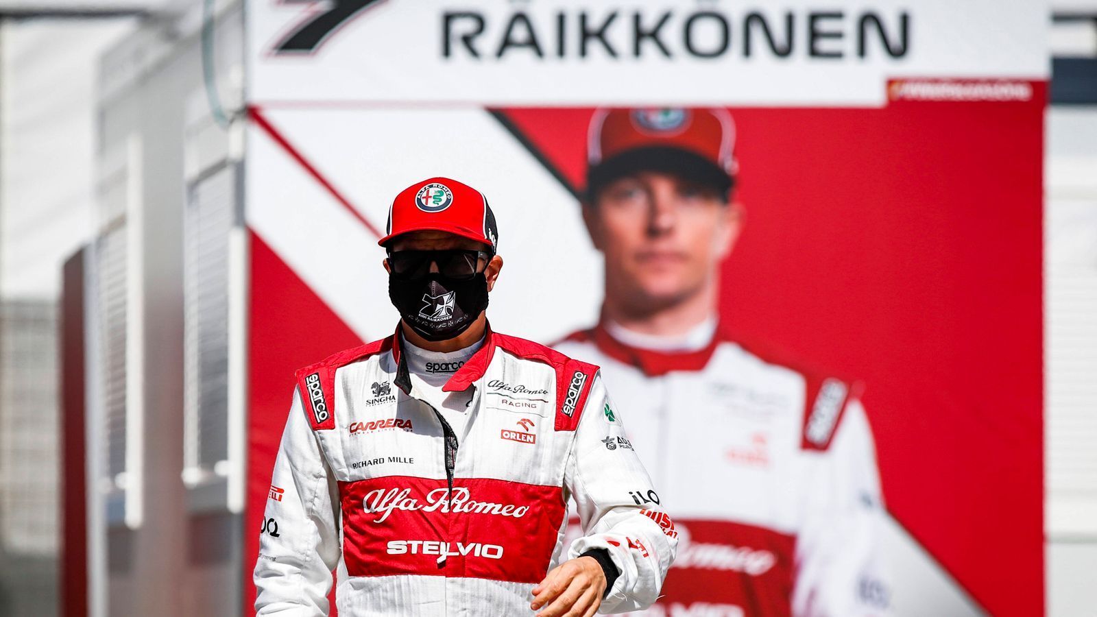 
                <strong>Kimi Räikkönen (Alfa Romeo)</strong><br>
                Zweimal fährt der Finne in die Punkteränge. Er sitzt in einem wegen des Ferrari-Motors schwächelnden Alfa Romeo, sitzt aber eine eher belanglose Saison ab. So belanglos und blass, dass man sich fast schon wundert, dass Räikkönen seine Karriere fortsetzt. Aber immerhin ist er als Typ immer ein Gewinn. ran.de-Note: 4
              