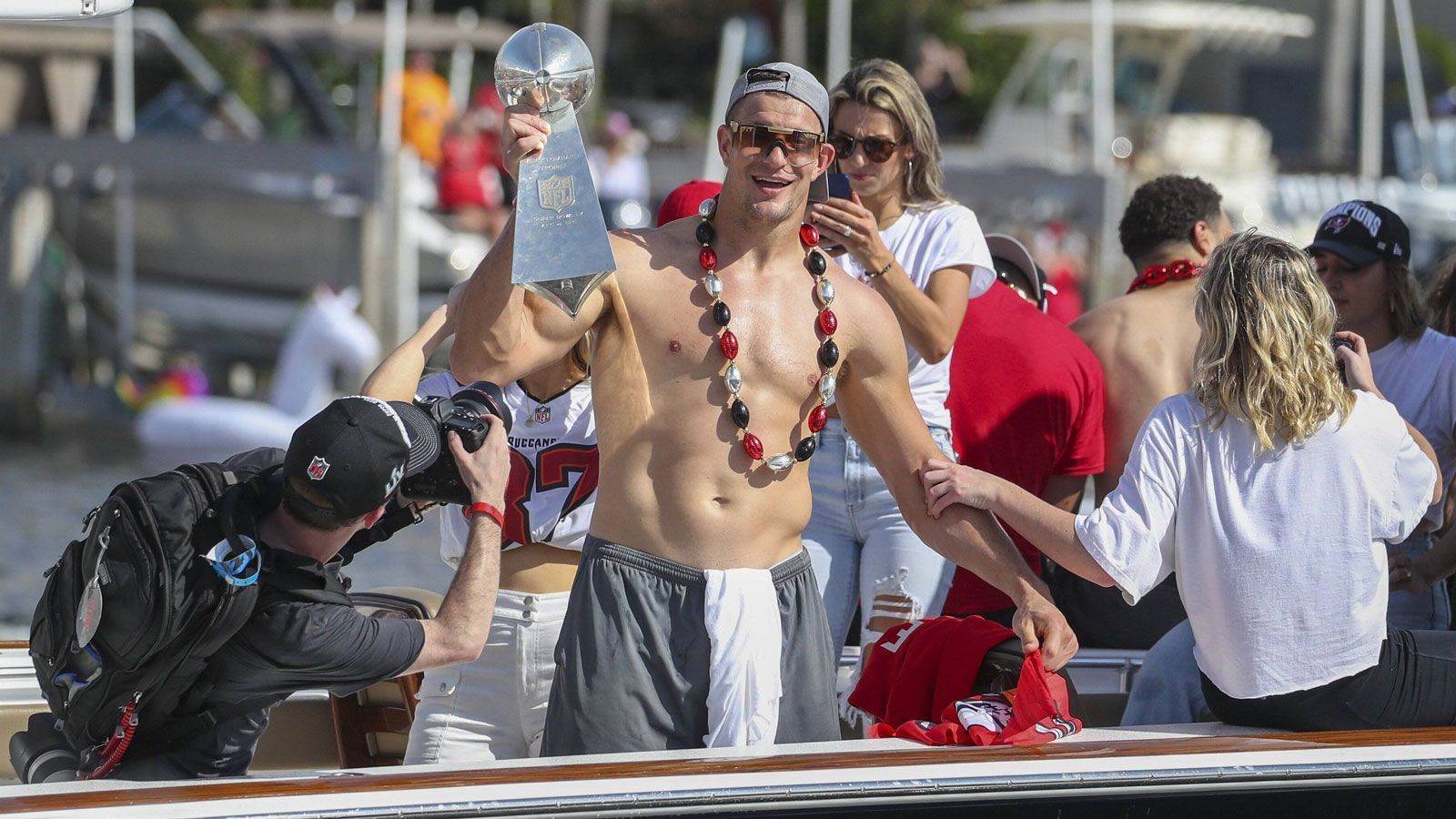 
                <strong>Die Bootsparade der Buccaneers nach dem Super-Bowl-Triumph</strong><br>
                And finally the Trophy goes to... Die beiden kennen sich ja auch schon seit einigen Jahren.
              