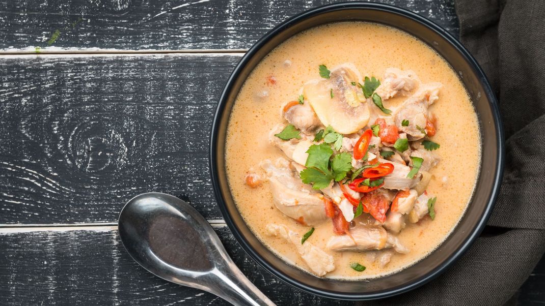 Kokosmilch, Galgant, Zitronengras und Kaffirlimettenblätter geben der&nbsp;thailändischen Suppe ihren speziellen Geschmack.