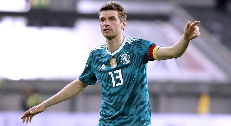 
                <strong>Thomas Müller (Bayern München)</strong><br>
                Die Frage, ob Thomas Müller dabei ist, erübrigt sich. Er ist einer der Stellvertreter von DFB-Kapitän Manuel Neuer. Auf dem Platz wird der 28-Jährige in Russland eh überzeugen, denn es handelt sich ja schließlich um eine Weltmeisterschaft. Und auch außerhalb des Platzes wird dem Spaßvogel eine bedeutende Rolle im Team zu kommen.
              