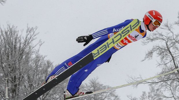 
                <strong>Skispringen</strong><br>
                Die deutschen Skispringer reisen optimistisch nach Südkorea. Die Kandidaten: Richard Freitag (im Bild) und der Zweite der Vierschanzentournee, Andreas Wellinger. Das Ziel: Eine Medaille im Einzel und mit dem Team.
              