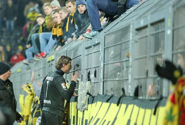 
                <strong>BVB: Gesichter der Krise</strong><br>
                Inzwischen schlägt die Stimmung auch bei einigen Fans um. Als Weltmeister Roman Weidenfeller den Anhängern gegenübertritt, muss er sich unangenehme Fragen gefallen lassen.
              
