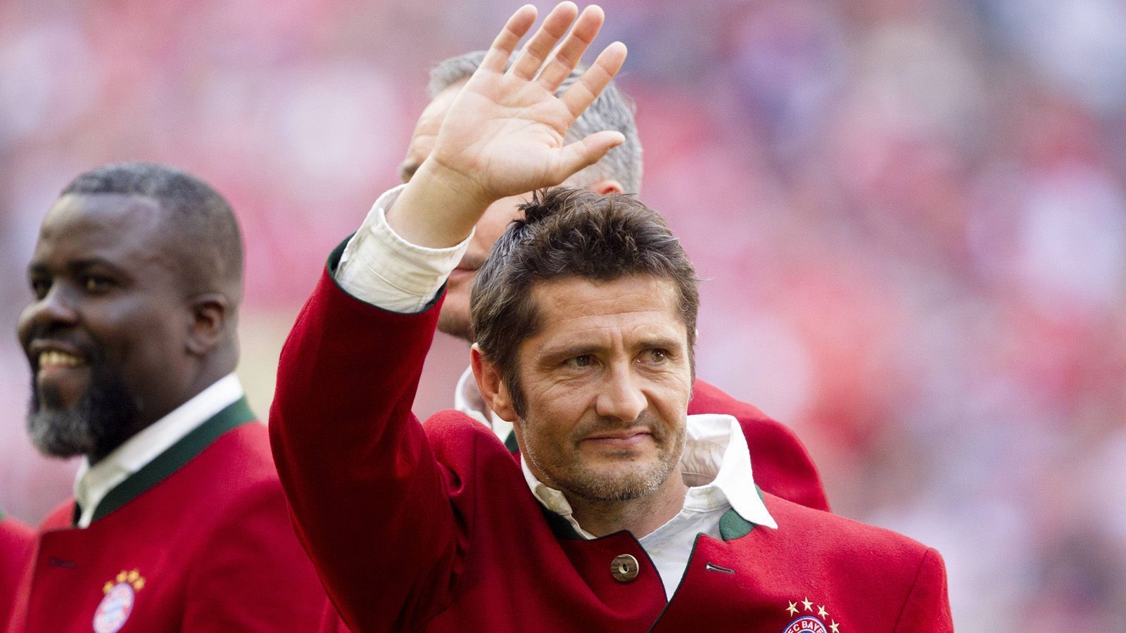 
                <strong>Bixente Lizarazu</strong><br>
                Gleichzeitig mit Giovane Elber wurde Bixente Lizarazu 2017 als Markenbotschafter des FCB präsentiert. Der Franzose trug von 1997 bis 2004 sowie von 2005 bis 2006 das Trikot des FC Bayern München.
              