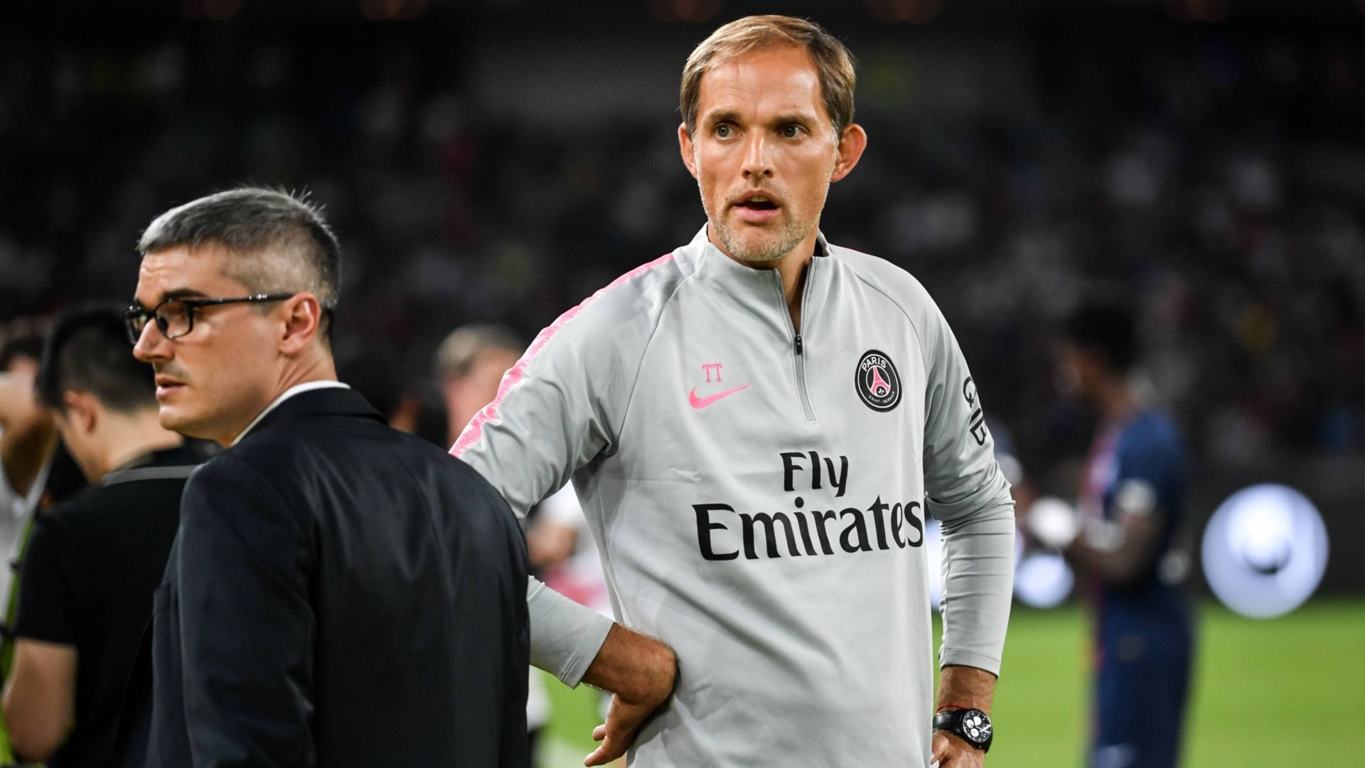 
                <strong>Debüt für Paris Saint-Germain: 4:0 gegen AS Monaco (Französischer Supercup)</strong><br>
                Wieder gönnt sich Tuchel nach seinem mit viel Getöse einhergehenden Abgang aus Dortmund ein Jahr Pause. Diesmal aber kommt er nicht in Deutschland zurück, sondern stürzt sich ins ausländische Abenteuer. Am 4. August 2018 steht er erstmals als Trainer des Starensembles von Paris Saint-Germain an der Seitenlinie – und gewinnt gleich seinen ersten Pokal. Im französischen Supercup lassen die Stars von PSG der AS Monaco beim 4:0 keine Chance. Unter den Torschützen ist auch ein gewisser Christopher Nkunku, damals noch 20 Jahre jung.
              