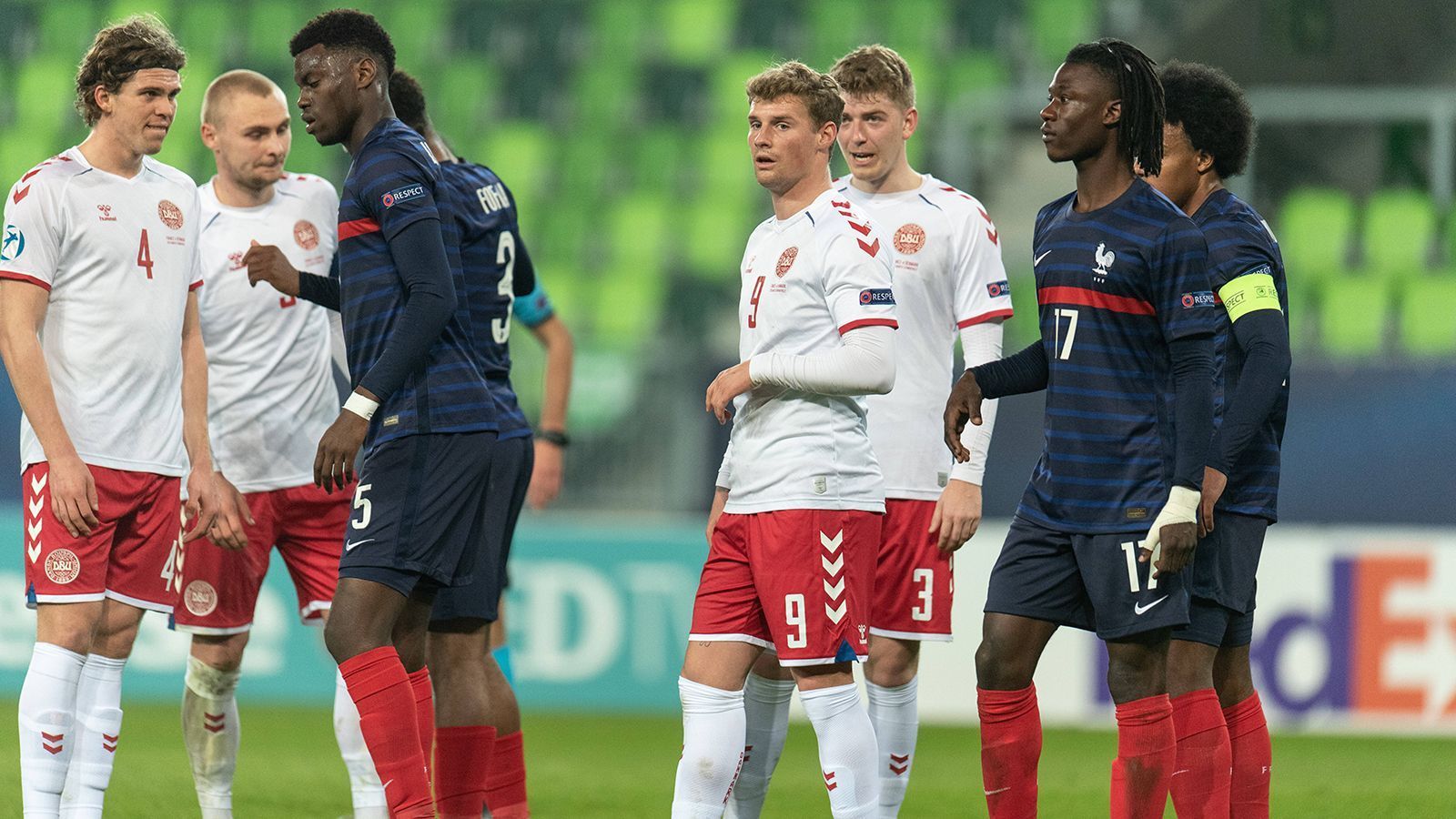 
                <strong>Platz 6: Frankreich</strong><br>
                Nach der 0:1-Pleite im Auftaktspiel gegen die dänische Mannschaft drohte schon das Debakel, doch mit zwei (teilweise glücklichen) Siegen buchten die Franzosen doch noch das Viertelfinal-Ticket. Spielerisch blieb die hochtalentierte Mannschaft aber hinter den Erwartungen zurück - für den Halbfinal-Einzug braucht es gegen die Niederlande eine Leistungssteigerung.
              