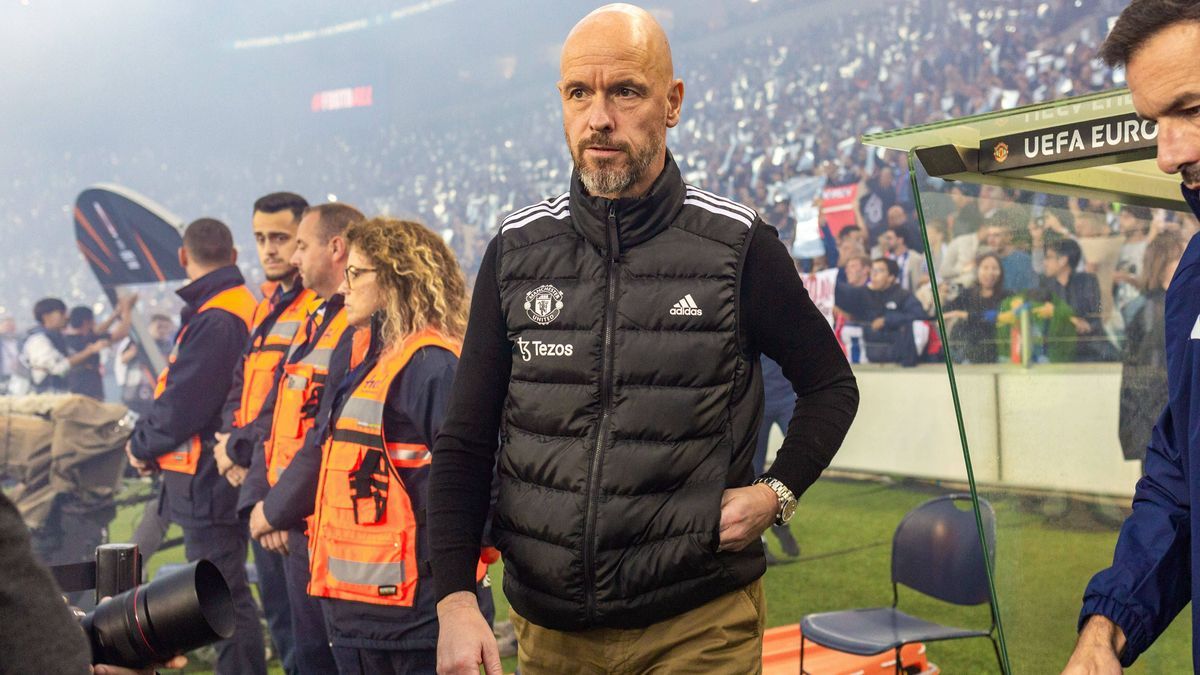 October 3, 2024, Porto, Portugal: Coach Erik ten Hag of Manchester United, ManU seen during the UEFA Europa League 2024 25 League Phase MD2 match between FC Porto and Manchester United at Estadio d...