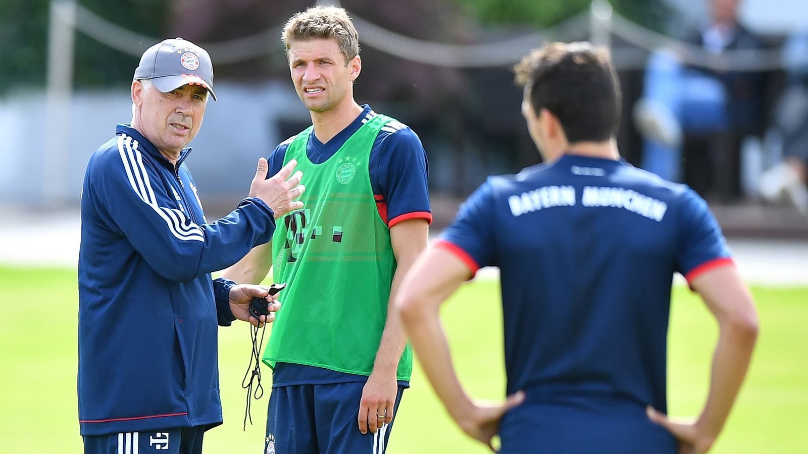 
                <strong>Carlo Ancelotti</strong><br>
                Louis van Gaal scheiterte an Uli Hoeneß, Jupp Heynckes und Pep Guardiola hatten alles im Griff. Erst Carlo Ancelotti setzte auf die falschen Spieler und brachte damit die Kabine gegen sich auf. Der Italiener beschäftigte sich vor allem mit Javi Martinez, Thiago und James Rodriguez. Dabei übersah er den damals schon mächtigen Thomas Müller. Der schoss am Mikro des "Bayerischen Rundfunk" gegen Ancelotti: "Ich weiß nicht genau, welche Qualitäten der Trainer sehen will. Aber meine sind scheinbar nicht hundertprozentig gefragt." Rumms! Als sich Mats Hummels, Manuel Neuer, Arjen Robben und Kingsley Coman auch gegen Ancelotti stellten, hatte der Coach die Kabine endgültig verloren und musste nach einem 0:3 bei Paris St. Germain gehen.
              