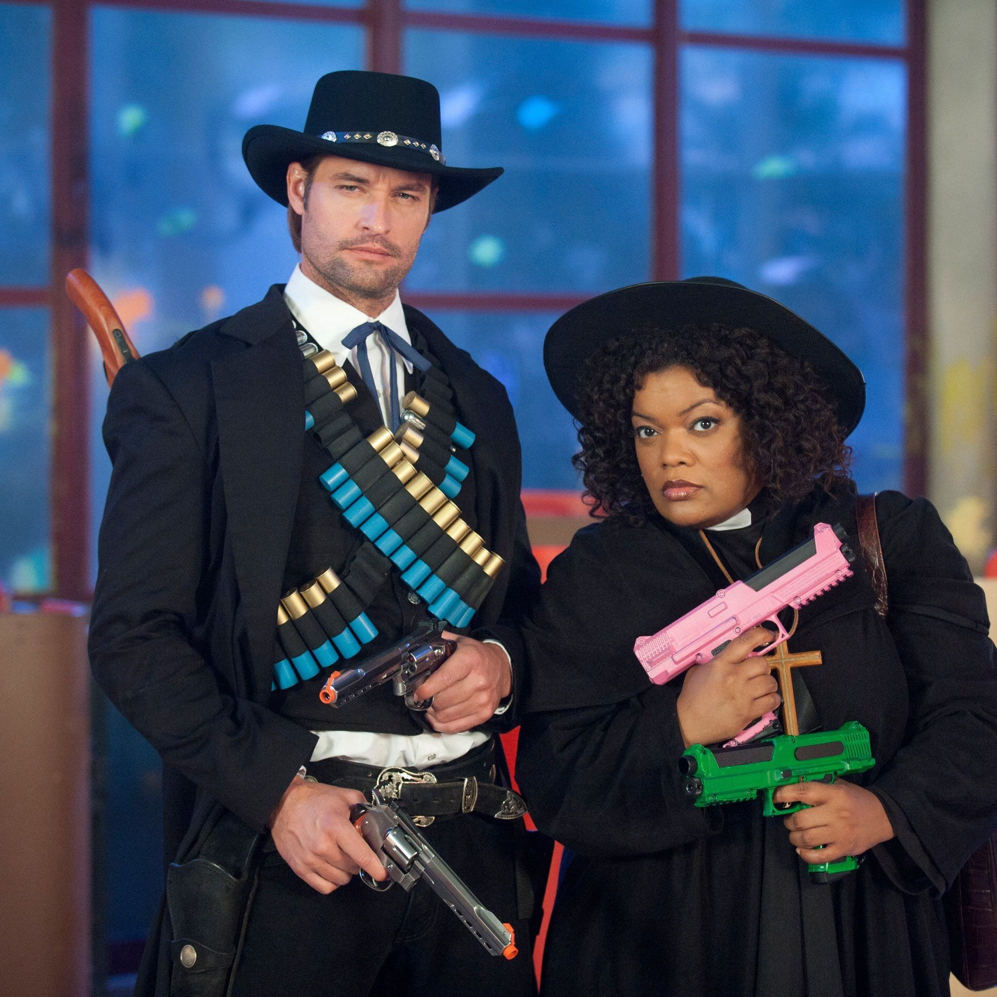 Josh Holloway und Yvette Nicole Brown.