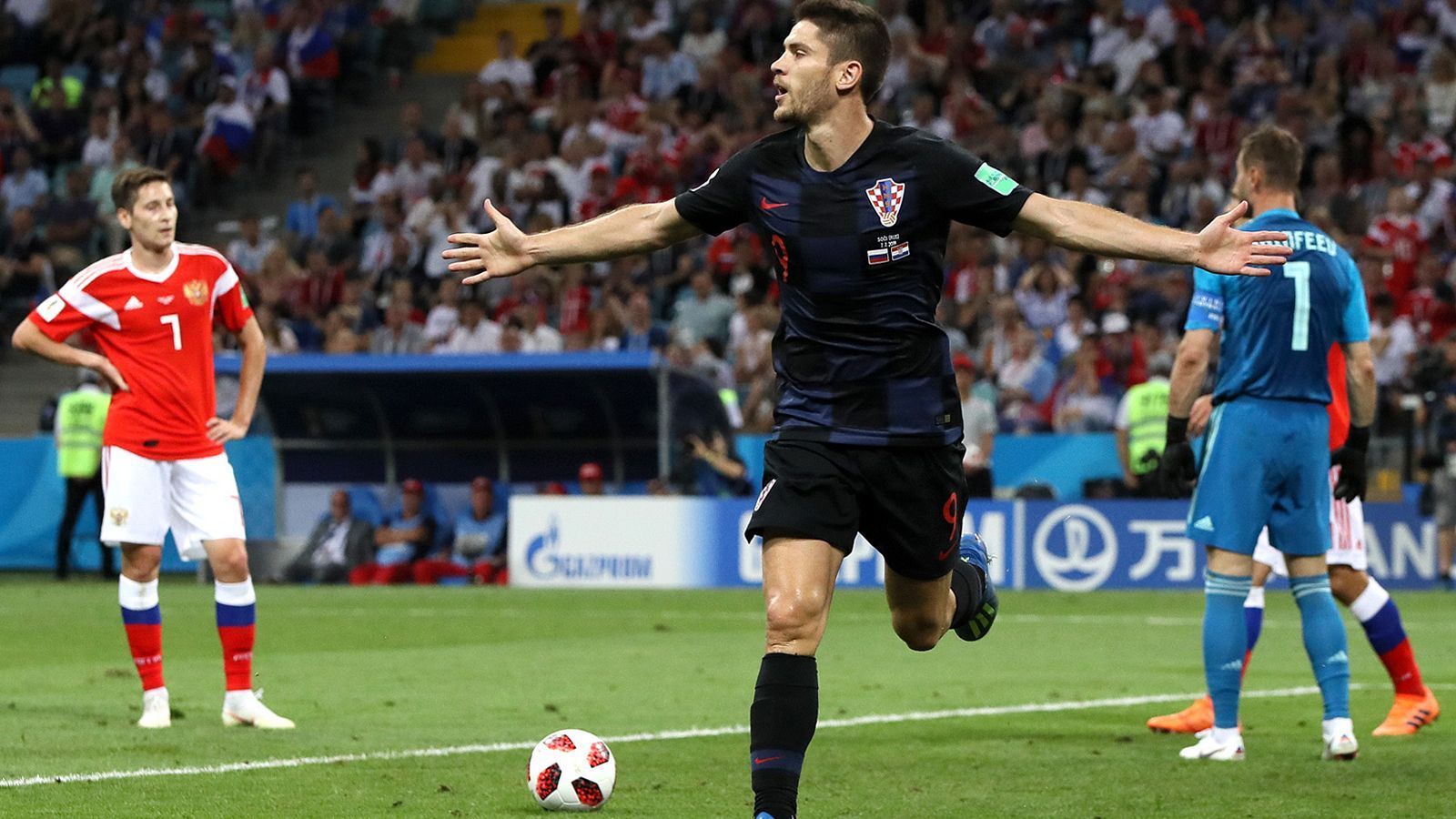 
                <strong>Andrej Kramaric (Kroatien)</strong><br>
                Und noch ein Bundesliga-Stürmer glänzt für Kroatien bei der WM: Mit einem Tor gegen Russland hat Andrej Kramaric seinen Teil zum Halbfinaleinzug beigetragen. Auf die Frage, ob er auch nächstes Jahr noch für die TSG Hoffenheim spielt, antwortete der 27-Jährige: "Wir werden sehen". Schon vor der WM unkte Hoffenheim-Manager Alex Rosen: "Was passiert, wenn ein 50-Millionen-Angebot kommt? Ich weiß es nicht. Vielleicht gibt es irgendwo Grenzen, wo Dinge nicht zu stoppen sind." Auch er soll ein Kandidat beim FC Bayern sein.
              