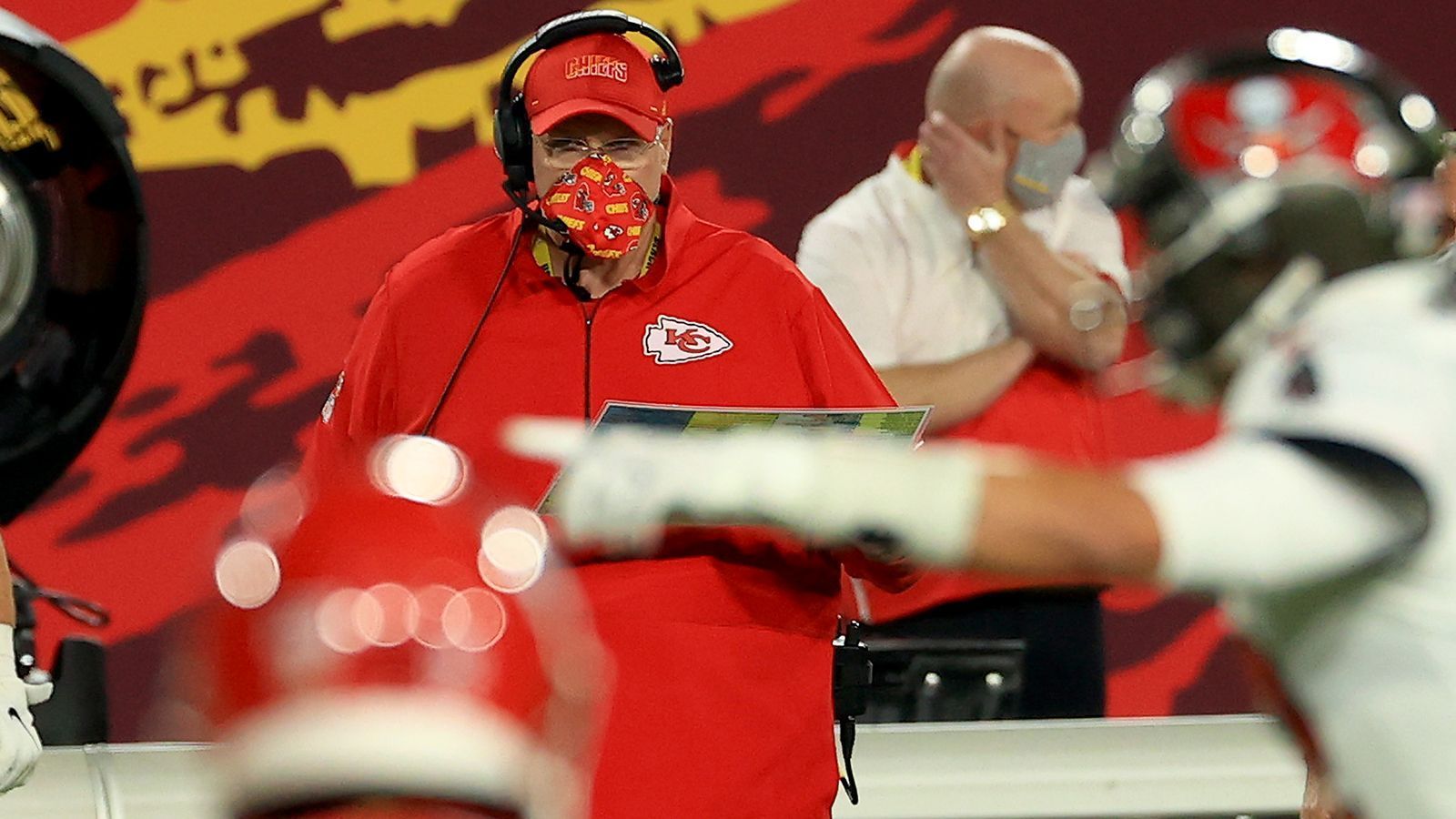 
                <strong>Verlierer: Reid findet keinerlei Antworten</strong><br>
                Im letzten Jahr der große Held, in diesem Jahr der klare Verlierer, auch im Duell der Head Coaches. Andy Reid sah im Vergleich zu seinem Gegenüber Bruce Arians ganz schön alt aus. Eine zerstreute Offense, eine völlig überforderte Defense. In der Vorbereitung auf die Buccaneers scheint Einiges schiefgelaufen zu sein. Dafür trägt Reid als Head Coach die Verantwortung. An seinem vielkritisierten Zeit-Management scheiterte er diesmal nicht, aber nur weil die Chiefs gar nicht in der Position waren, mit der Uhr zu spielen. Diese Leistung hat viele Fragen aufgeworfen.
              