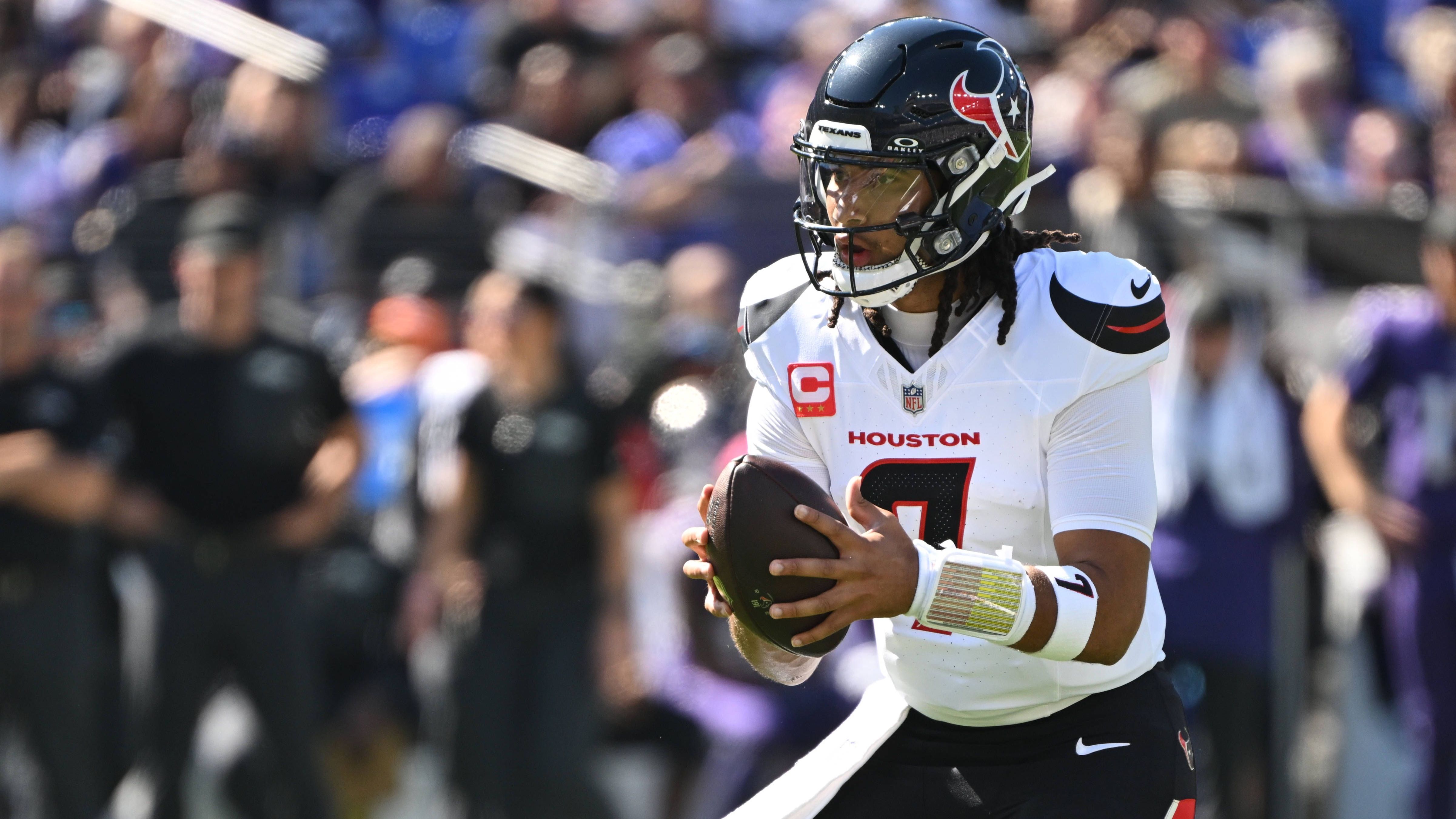 <strong>Platz 15: C.J. Stroud (Houston Texans)</strong><br>Nach dem 26:0 gegen die Titans ein 44:10 gegen die Ravens, dabei insgesamt sechs Touchdowns, keine Interception und eine Passquote von über 80 Prozent - C.J. Stroud knüpft endlich wieder an seine Leistungen aus der Vor- und vor allem Vor-Vorsaison an. Und schon steht Houston nach dem 0-3-Start bei 2-3. Mit Seattle, San Francisco, Denver und Jacksonville warten auf Stroud und die Texans in den kommenden vier Spielen aber wieder bessere Verteidigungen.