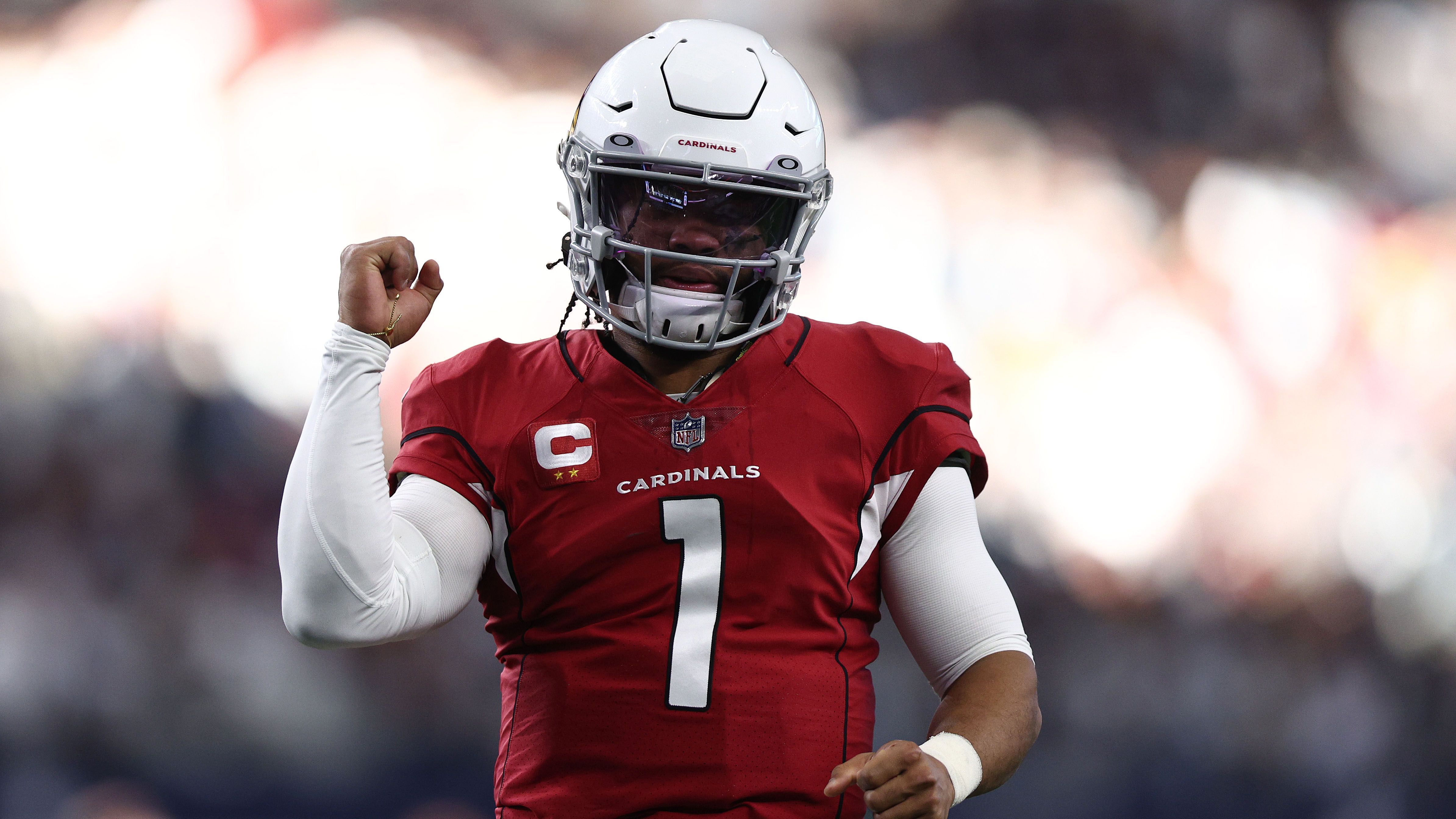 
                <strong>Wer folgt Kyler Murrays Beispiel?</strong><br>
                Kyler Murray hat es vorgemacht: Der junge Quarterback der Arizona Cardinals sicherte sich wenige Wochen vor dem Start der Training Camps einen neuen und vor allem lukrativen Vertrag. Der First-Overall-Pick des Jahres 2019 unterschreibt in Glendale für weitere fünf Jahre und erhält dafür ein Gesamtgehalt von 230,5 Millionen US-Dollar, eine Summe von 160 Millionen ist davon garantiert. Entsprechend werden nun auch andere, vornehmlich junge Spielmacher auf ein neues Arbeitspapier schielen. ran stellt euch die Quarterbacks vor, die wohl als nächstes eine satte Gehaltserhöhung unterschreiben dürften.
              