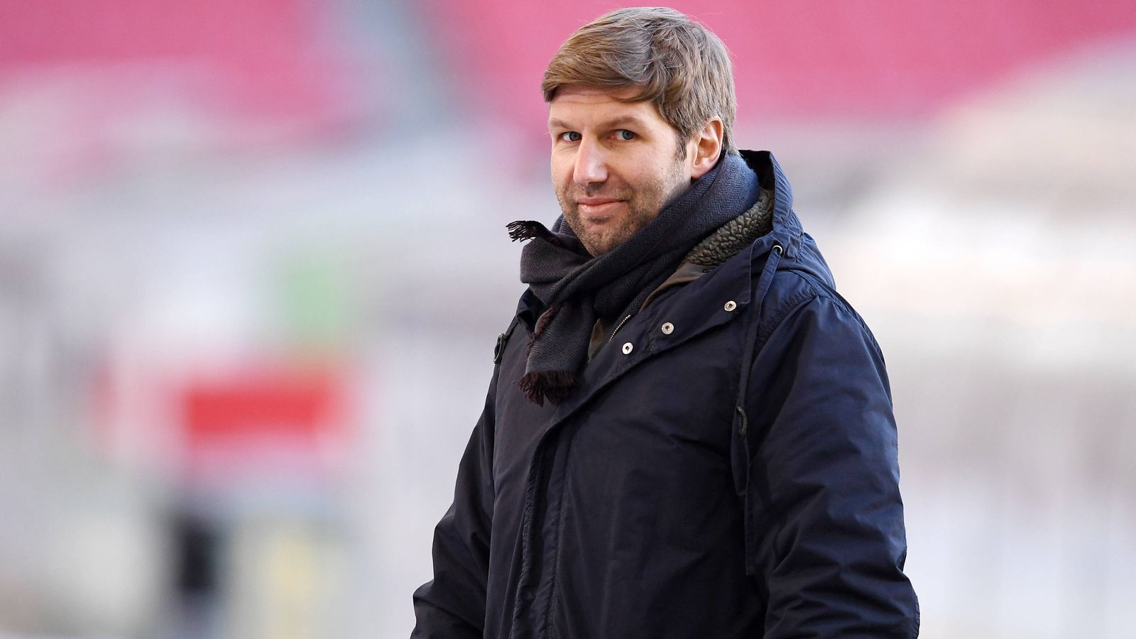 
                <strong>Thomas Hitzlsperger</strong><br>
                Als Sportvorstand und Vorstandsvorsitzender in Personal-Union fungiert Ex-Nationalspieler Thomas Hitzlsperger derzeit beim VfB Stuttgart. Für die Schwaben spielte der Mittelfeldspieler auch schon während der WM-Endrunde 2006. Nach dem Karriereende 2013 nahm sich Hitzlsperger drei Jahre ein Auszeit, ehe er zunächst als Berater zum VfB zurückkehrte. Über die weiteren Karriereschritte als Präsidiumsmitglied und Leiter der Nachwuchsabteilung arbeitete sich der 38-Jährige mittlerweile hoch bis zum Vorstandsvorsitzenden. Zuletzt bewarb sich "Hitz" sogar für das Präsidentenamt beim VfB, kritisierte den aktuellen Amtsinhaber Claus Vogt scharf. Später zog er seinen Kandidatur dann aber wieder zurück. 
              