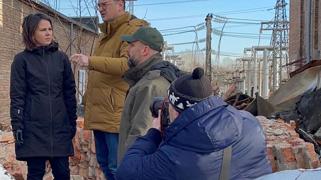 Außenministerin Annalena Baerbock (links) bei ihrer Reise in die Ostukraine neben dem ukrainischen Außenminister Dmytro Kuleba. 