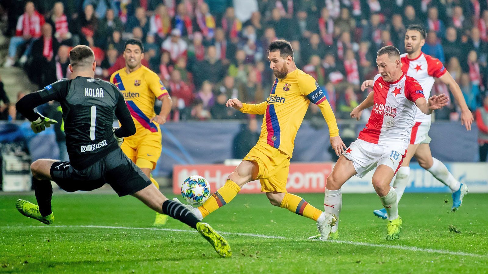 
                <strong>Gruppenphase, 3. Spieltag: Lionel Messi (FC Barcelona)</strong><br>
                Schon nach drei Minuten brachte der Superstar den FC Barcelona bei Slavia Prag (2:1) in Führung. Sein Blitztreffer bescherte Lionel Messi den nächsten Rekord: Der Argentinier ist damit der erste Spieler, der in 15 aufeinanderfolgenden Champions-League-Saisons mindestens ein Treffer erzielte.
              