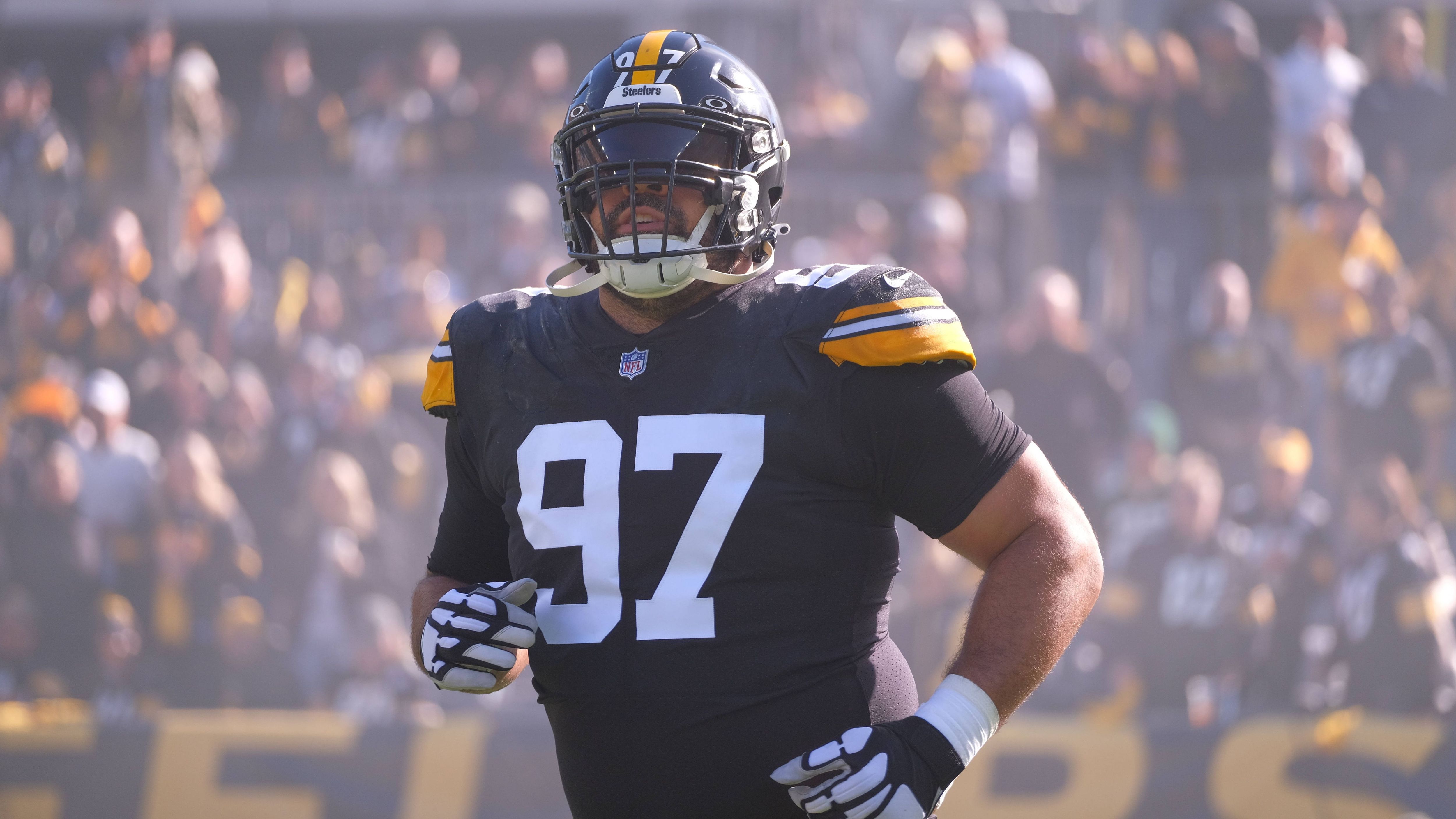 <strong>Cameron Heyward (Pittsburgh Steelers)</strong><br>Der zweite Steeler der Auflistung. <a href="https://www.ran.de/sports/american-football/nfl/news/nfl-pittsburgh-steelers-blinder-aktionismus-ohne-entwicklung-ein-kommentar-555154">Dank der Anti-Verjüngung des Rosters</a>. Heyward ist 36 Jahre alt und geht in seine 15. (!!) NFL-Saison. Irgendwann tun die Knochen weh. Aber er liefert weiter ab, fehlt so gut wie nie und ist ein Lautsprecher in der Kabine. Aber die dauernden <a data-li-document-ref="512717" href="https://www.ran.de/sports/american-football/nfl/news/nfl-pittsburgh-steelers-cameron-heyward-mit-klartext-ansage-an-aaron-rodgers-512717">Mini-Umbrüche bei den Steelers nerven auch ihn</a>. Vielleicht nennt er es am Ende der Saison - wenn es wieder nichts mit dem großen Wurf wird - eine tolle Karriere.