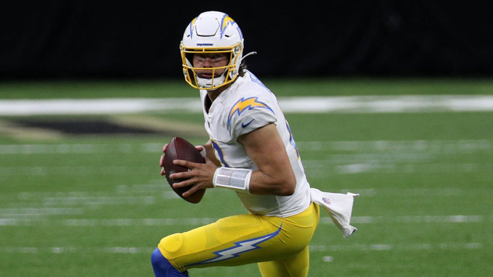 
                <strong>Justin Herbert - Los Angeles Chargers</strong><br>
                Direkt hinter Tua, an Stelle sechs, wurde Justin Herbert aus Oregon von den Los Angeles Chargers gedraftet. Zwar ist seine Bilanz mit 0-4 ernüchternd, jedoch zwang er Patrick Mahomes' Chiefs und Drew Brees' Saints in die Overtime. Zudem sind seine Statistiken die besten der vier Erstrunden-Quarterbacks: 69 Prozent seiner Pässe kommen an, seinen elf Touchdowns (zwei davon erlaufen) und 299 Yards pro Spiel stehen nur drei Interceptions gegenüber.
              