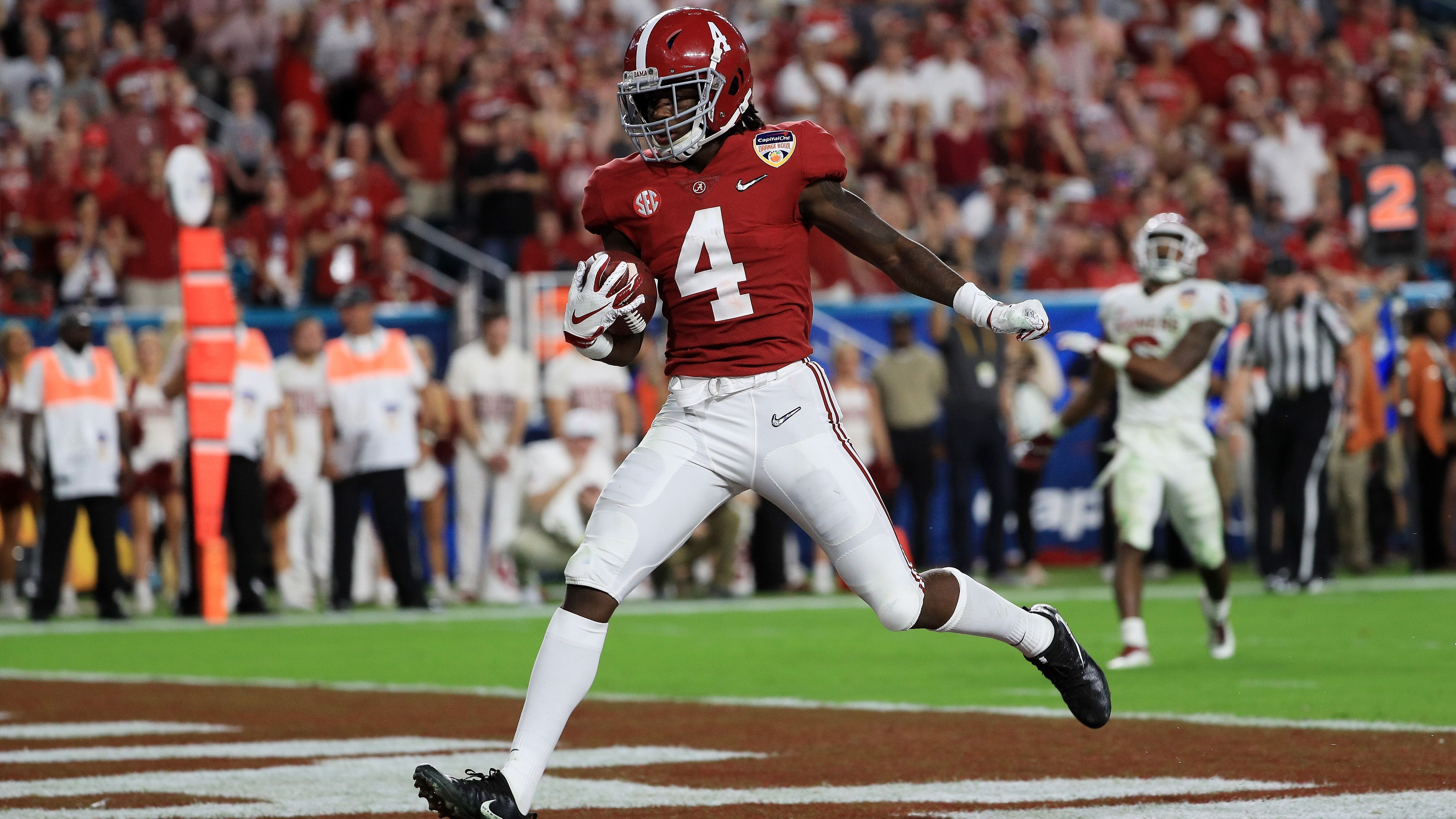 
                <strong>9. Pick - Jacksonville Jaguars: Jerry Jeudy (Wide Receiver, Alabama)</strong><br>
                1163 Yards, 77 Catches, 10 Touchdowns - alles im Jahr 2019 von Alabamas Wide Receiver aufgelegt. Er kann jede Position als Wide Receiver spielen und ist schnell genug, um jeden Corner im Eins-zu-Eins-Duell zu schlagen. Der Beste Mann im Draft auf seiner Position.
              