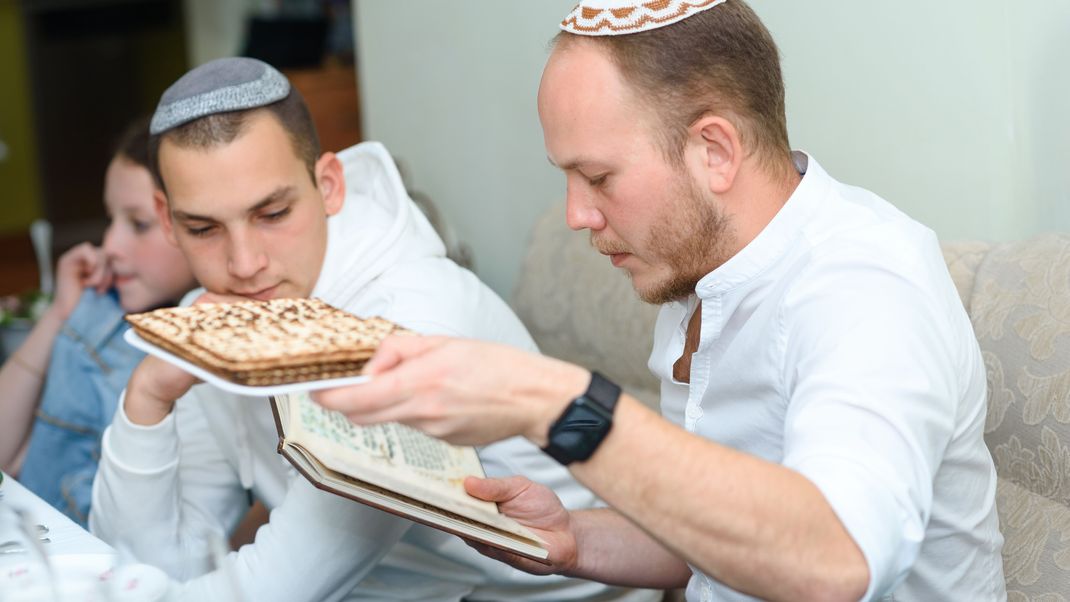 Matzenbrot und die Haggada als Buch mit jüdischen Erzählungen - das gehört zum Pessach-Fest.