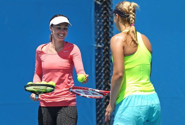 
                <strong>Macht Martina aus Lisicki wieder die "Bum-Bum-Bine"?</strong><br>
                "So, noch ein paar Aufschläge, dann langt's für heute." Hingis (links) und Lisicki sind mit Spaß bei der Sache.
              