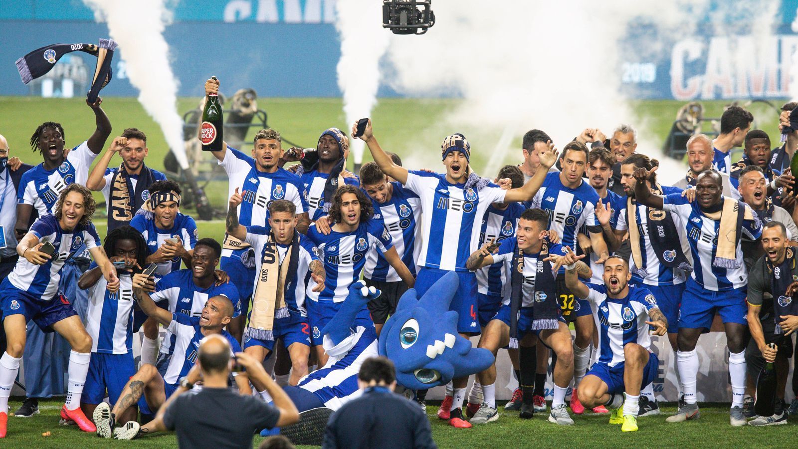 
                <strong>Portugal: FC Porto</strong><br>
                Der FC Porto hat sich in Portugals Liga NOS vorzeitig zum Meister gekürt. Zwei Spieltage vor dem Saisonende machte die Mannschaft von Trainer Sergio Conceicao durch einen 2:0-Sieg gegen Sporting Lissabon den 29. Meistertitel der Vereinsgeschichte perfekt. Für Porto ist in weiterer Folge sogar noch das Double möglich, am 1. August trifft der frischgebackene Meister im Pokalfinale auf Benfica Lissabon.
              