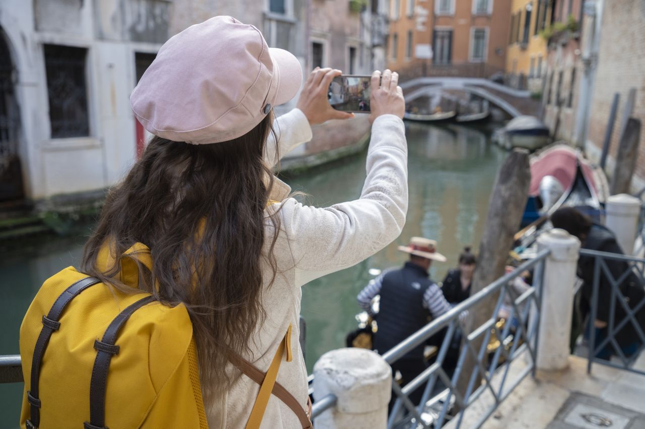 Am Markusplatz in Venedig zahlt man schon mal zehn Euro für einen Kaffee.  Auch hier katapultierte der Tourismus die Preise in die Höhe. Die Stadt erhob mittlerweile eine Touristen-Steuer und ruft unter dem Hashtag #EnjoyRespectVenezia zu verantwortungsvollem Sightseeing auf. 