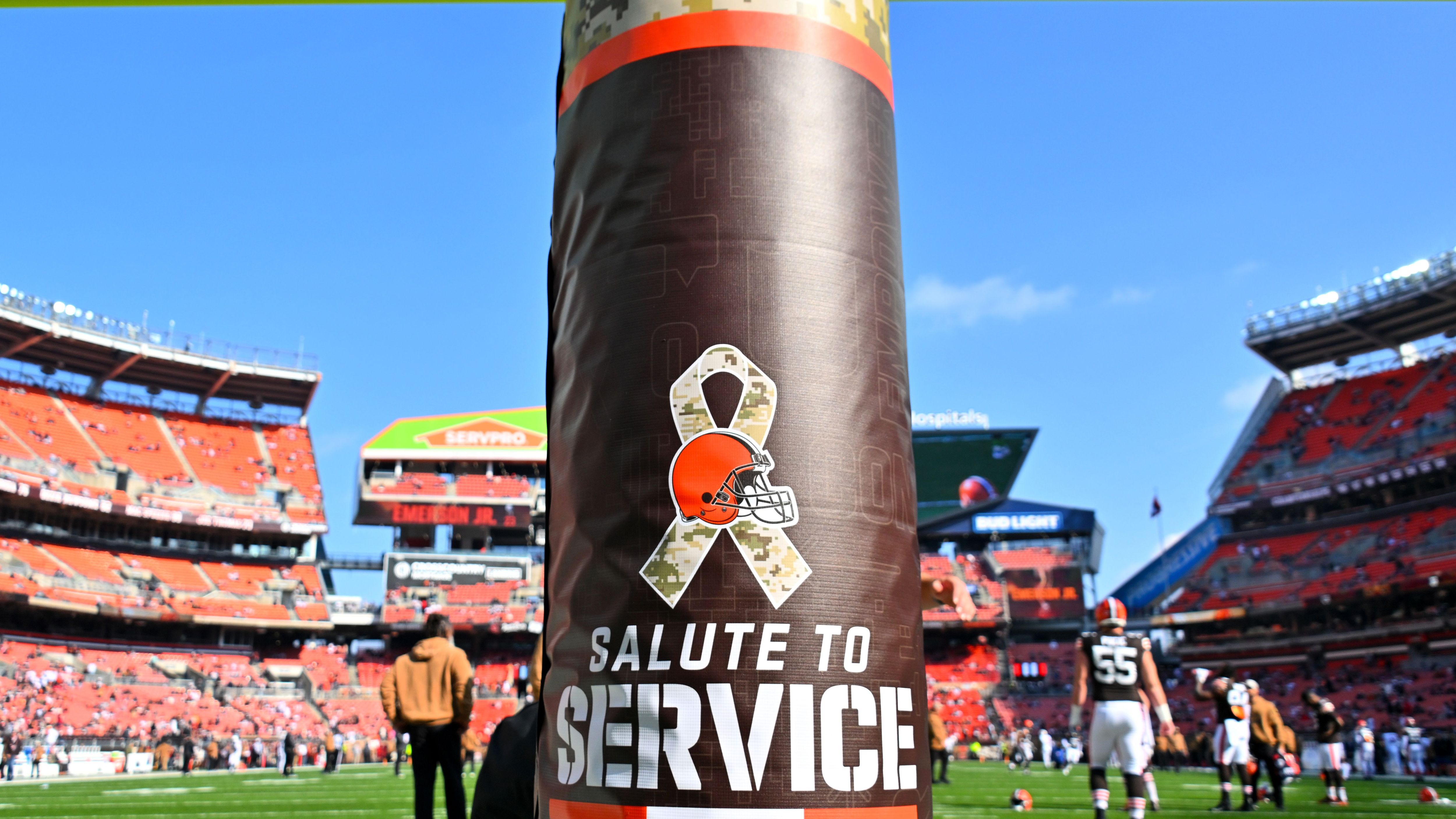 <strong>16. Platz: Cleveland Browns (Cleveland Browns Stadium)</strong> <br>Vier Tickets: 488,72 Dollar<br> Zwei Bier: 15 Dollar<br> Zwei Softdrinks: 11,50 Dollar<br> Vier Hotdogs: 27 Dollar Dollar<br> Parken: 24,22 Dollar<br> <strong>Gesamtkosten: 566,44 Dollar</strong>