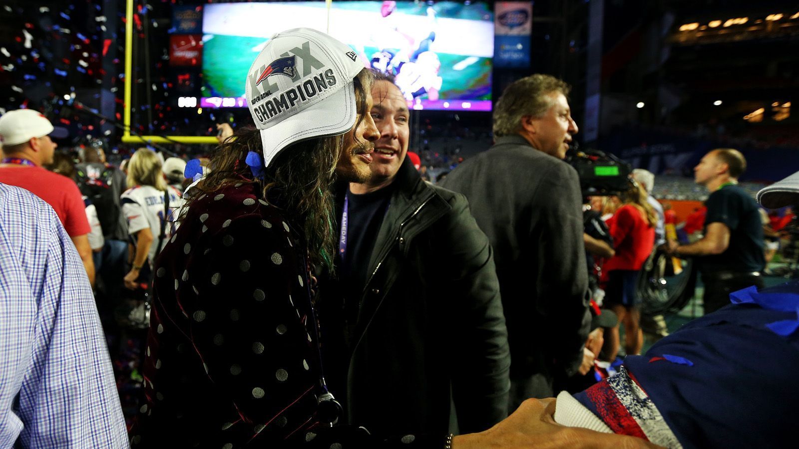 
                <strong>Steven Tyler (New England Patriots)</strong><br>
                Rock 'n' Roll bei den Patriots! Der legendäre Leadsänger der Rockband Aerosmith, Steven Tyler, ist ebenfalls glühender Anhänger der Franchise und gern gesehener Gast im Gillette Stadium sowie beim Super Bowl.
              