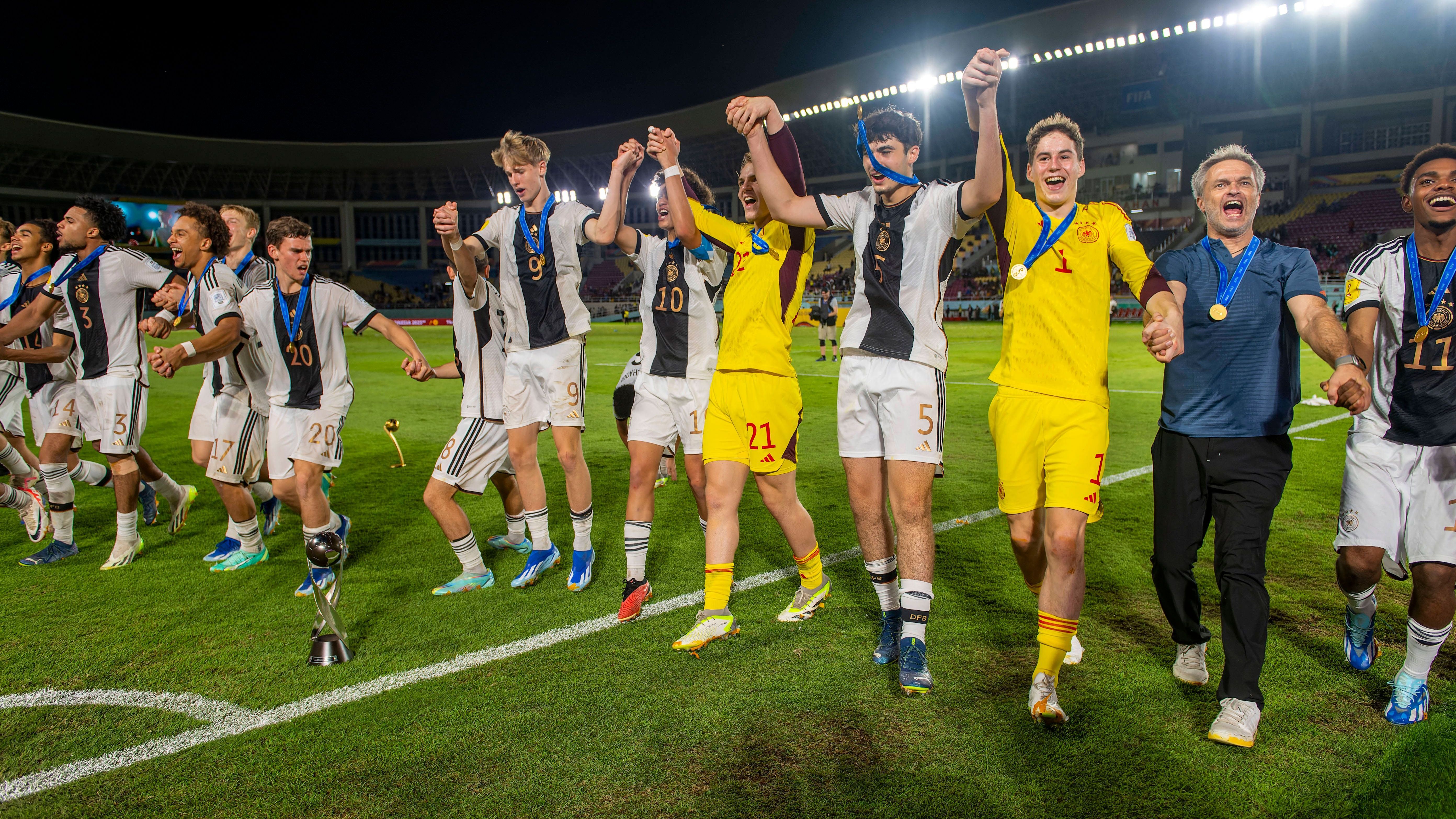 <strong>5.	These: Mit dem WM-Titel der U17 hat sich der DFB ein Ei gelegt</strong> <br>Dann schießt sich die U17 plötzlich zum Europa- und Weltmeister. Noch schöner: Die Titel sind nicht glücklich, sondern erspielt. Der gemeine Fußball-Fan reibt sich verwundert die Augen – und frohlockt, während dem DFB Übles schwant: Die Ausrede vom schwachen Nachwuchs glaubt keiner mehr.