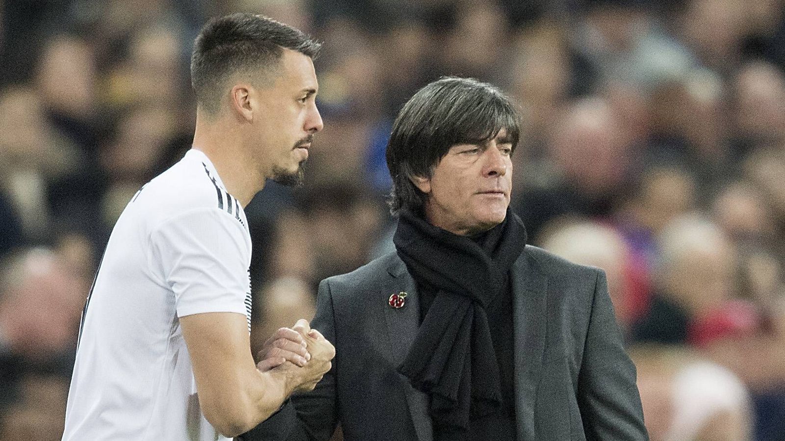 
                <strong>Sandro Wagner: Rücktritt und Nachtreten nach Nichtnominierung</strong><br>
                Sandro Wagner kritisierte seine Nicht-Nominierung mit deutlichen Worten: "Für mich ist klar, dass ich mit meiner Art, immer offen, ehrlich und direkt Dinge anzusprechen, anscheinend nicht mit dem Trainerteam zusammenpasse", gleichzeitig trat er aus der Nationalmannschaft zurück. Löw schoss in der Bild zurück: "Ich empfinde es als Kritik gegenüber seinen Kollegen, die auch spielen. Er stellt manche dar, die bei uns schon ewig spielen, die zu den Führungsspielern gehören, als wären sie ausgemachte Vollidioten."
              