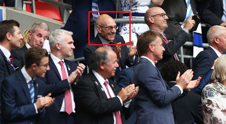 
                <strong>Sir Patrick Stewart (Huddersfield)</strong><br>
                Er ist bekannt aus Filmen wie "X-Men", in dem er als Professor X brillierte. Doch Schauspieler Sir Patrick Stewart (Mi., im roten Kästchen) hat auch eine andere Seite, abseits des Film-Geschäfts. Der 76-Jährige ist glühender Fußballfan und hatte am 29. Mai 2017 Grund zur Freude, ...
              