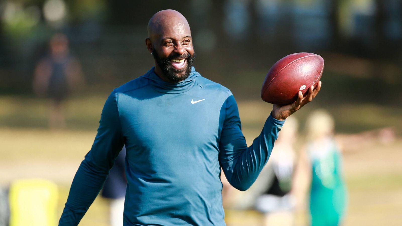 
                <strong>Jerry Rice (Ex-Wide-Receiver, der 2001 unter Gruden gespielt hat)</strong><br>
                "Er war der Grund, warum ich gekommen bin. Sein System war komplex. Ich habe etwas gebraucht, er hat mich immer wieder mit den Fehlern konfrontiert. Aber das hat mich gepusht, noch härter zu arbeiten und besser Football zu spielen. Ich hoffe, die Spieler heute sind bereit, denn sie bekommen Chucky. Sie bekommen ihn. Wie sie damit umgehen, ist eine andere Story. Aber Chucky? Der kommt definitiv raus."
              