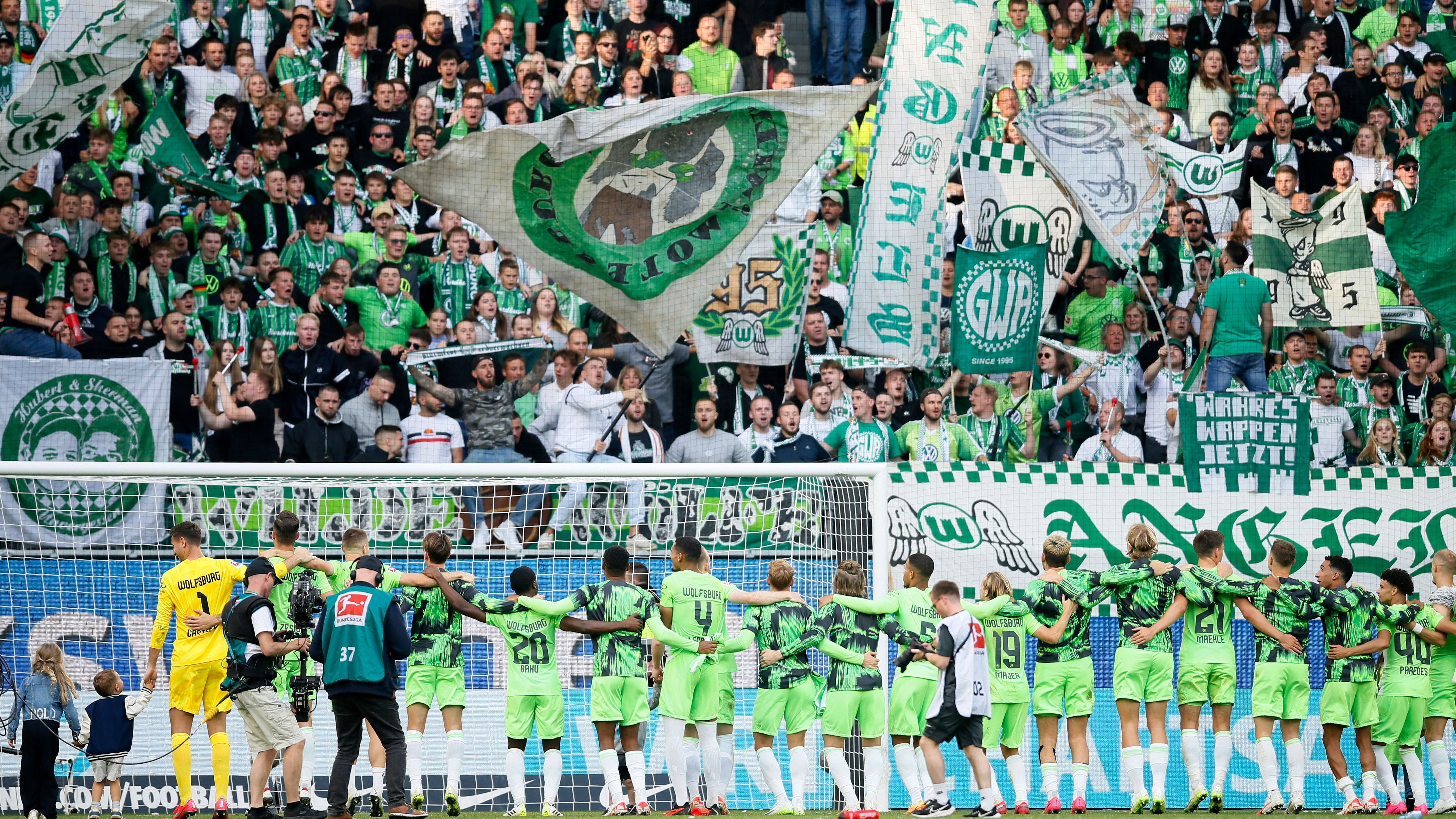 <strong>VfL Wolfsburg</strong><br>"VfL Wolfsburg, grün und weiß, mit Herz und Leidenschaft, sind wir niemals leis'. Seit 1945, der VfL, so stark, gemeinsam kämpfen, im Stadion daheim, das ist unser Mark. Der Wolf in unserem Wappen, so treu und stark, mit Stolz und Freude, für Wolfsburg kämpfen wir, das ist wunderbar."