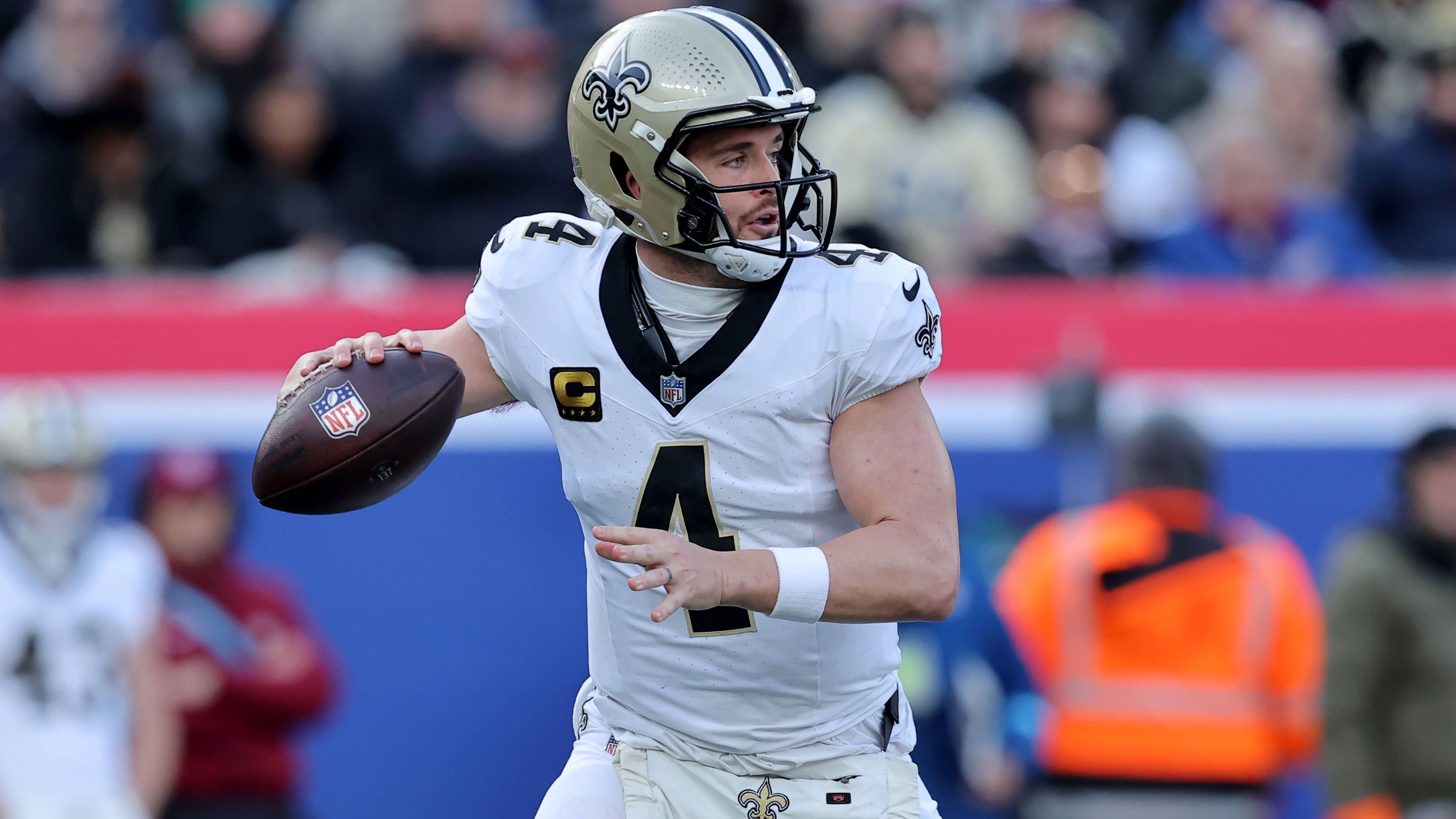 <strong>Derek Carr (New Orleans Saints)</strong><br>Der Quarterback laboriert an einer schweren Schulterverletzung an seinem Wurfarm. Das Problem: Noch wurde nicht entschieden, wie genau mit der Verletzung umgegangen wird. "NFL Network" berichtet zuletzt, Carr sei in den vergangenen Wochen mehrfach auf dem Saints-Gelände gewesen, um das Ärzteteam zu treffen. Er möchte demnach unbedingt eine Operation aus persönlichen Gründen vermeiden.