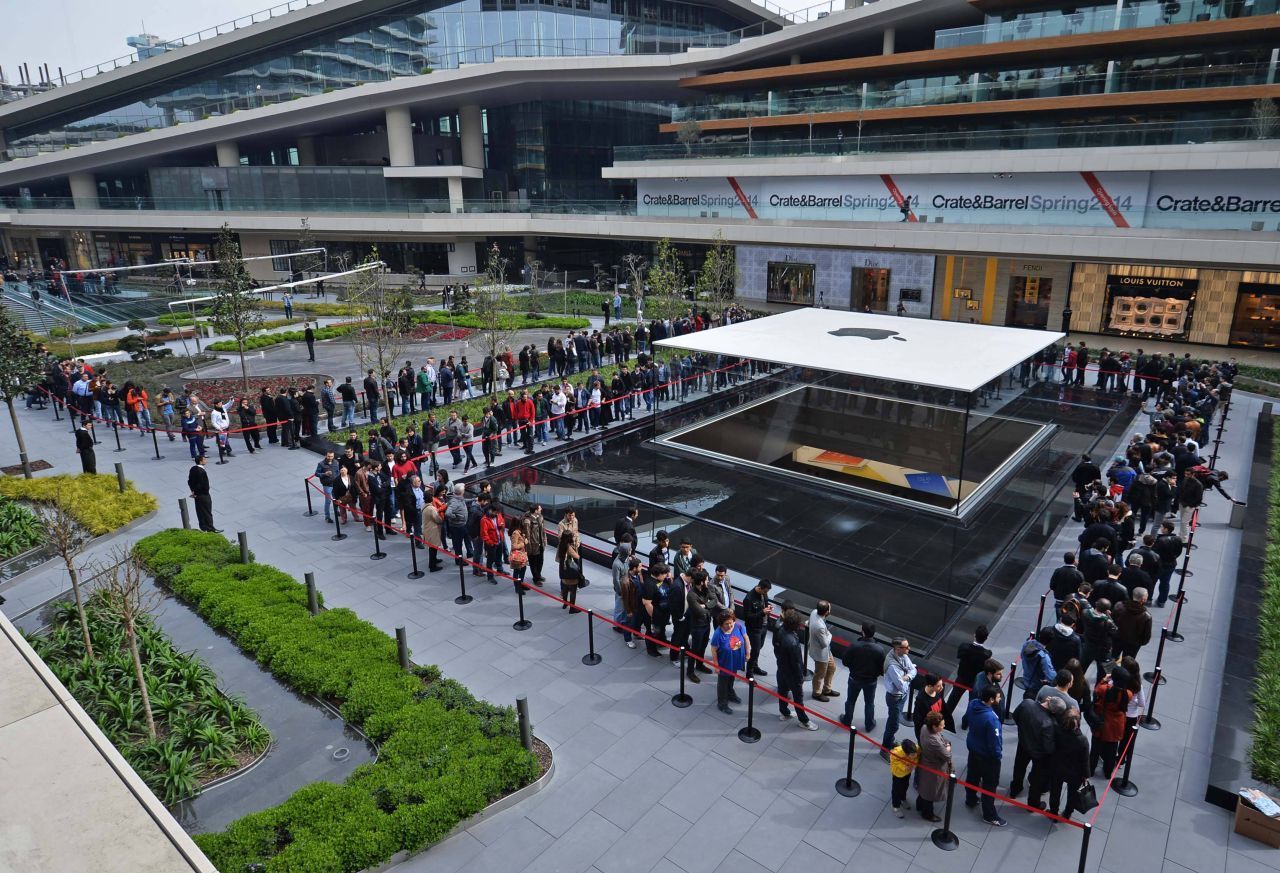 Der Apple Store in Istanbul sieht durch sein quadratisches Design von oben aus wie eine Apple Verpackung. Das gläserne Dach sitzt in einer Wasser-Anlage. Der Apple Store selbst befindet sich unter der Erde. 