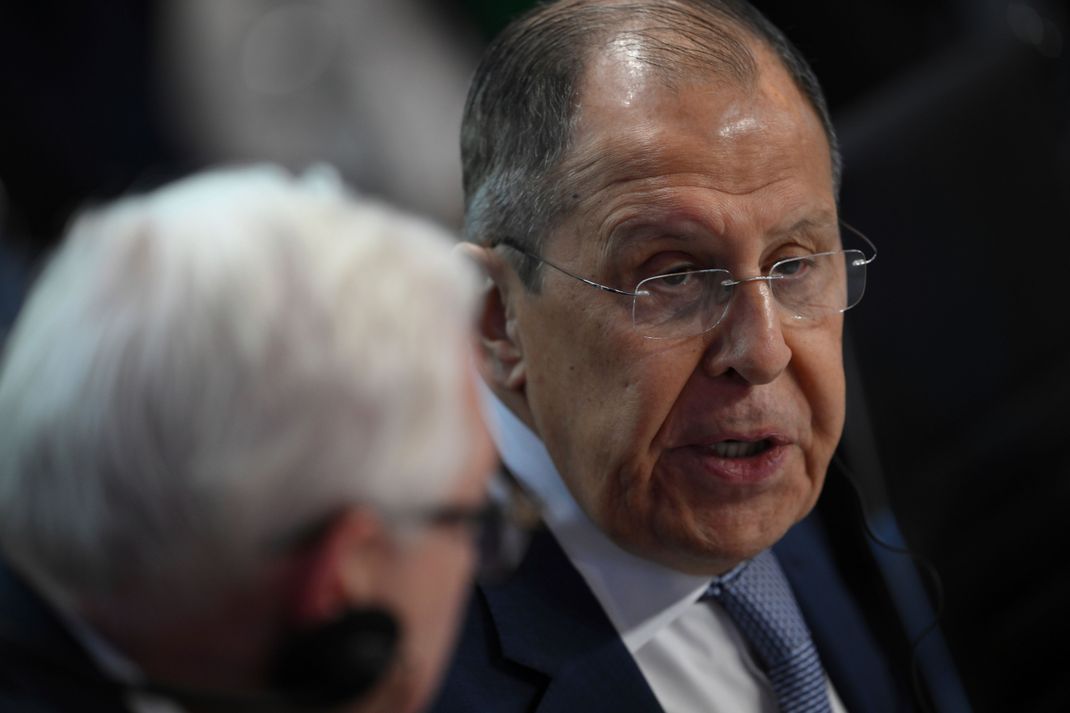 Von Russlands Außenminister Lawrow (rechts) kommen gewohnt aggressive Töne aus Moskau.