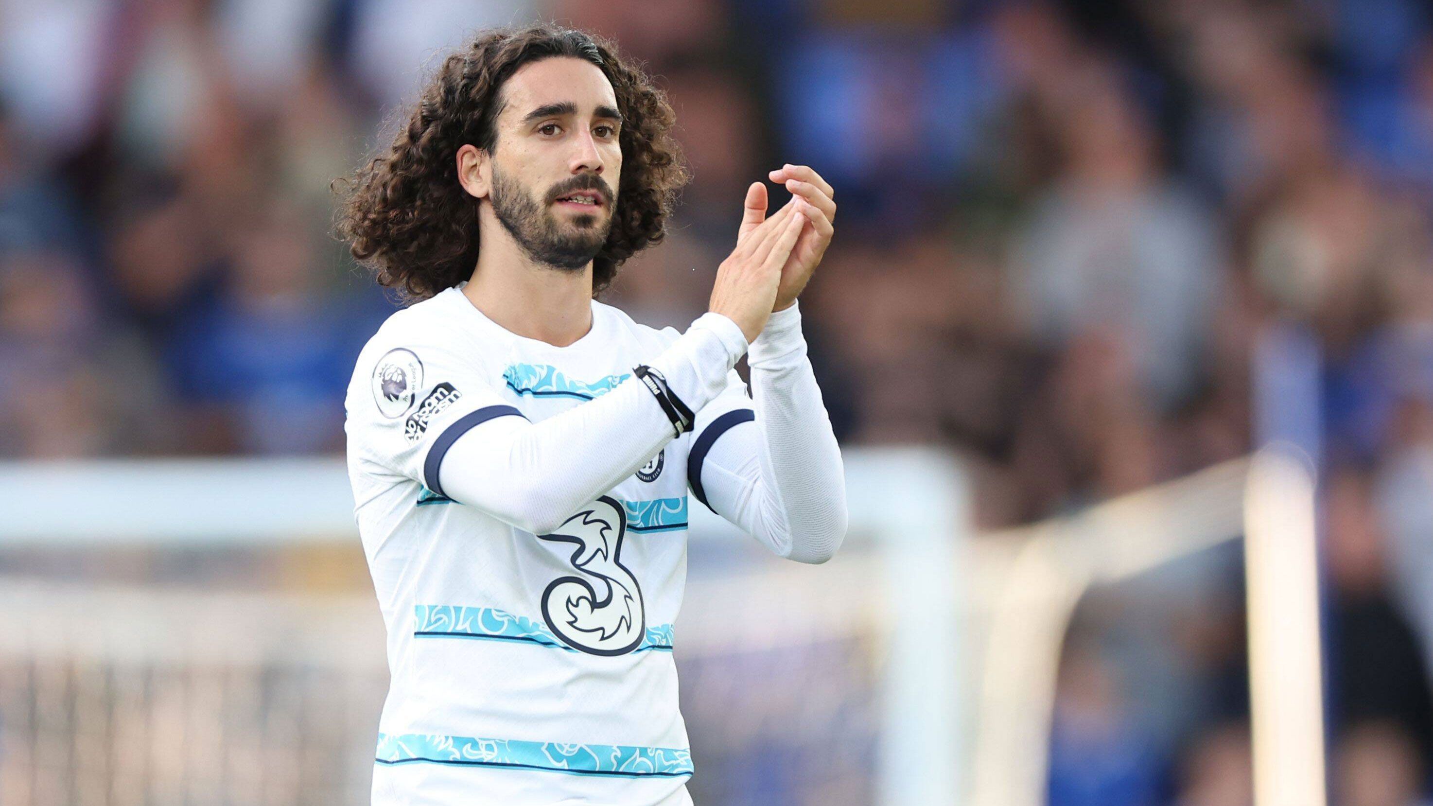 
                <strong>Marc Cucurella</strong><br>
                Lange Zeit galt Manchester City als Favorit auf die Verpflichtung des linken Verteidigers. Doch Ex-Klub Brighton genügte das Angebot nicht, also schlug der FC Chelsea zu und schnappte sich den Spanier für kolportierte 65 Millionen Euro. "Ich bin überglücklich. Das ist eine große Chance, mich einem der besten Klubs der Welt anzuschließen und ich werde hart arbeiten, um dem Team zu helfen", sagte der 23-Jährige auf der Chelsea-Website. Cucurella ist beidfüßig, technisch beschlagen, verfügt über hohen Offensivdrang und agierte vergangene Saison souverän in der Defensive. Zudem gilt er als guter Standardschütze und verzeichnete bereits zwei Assists in der laufenden Saison.
              