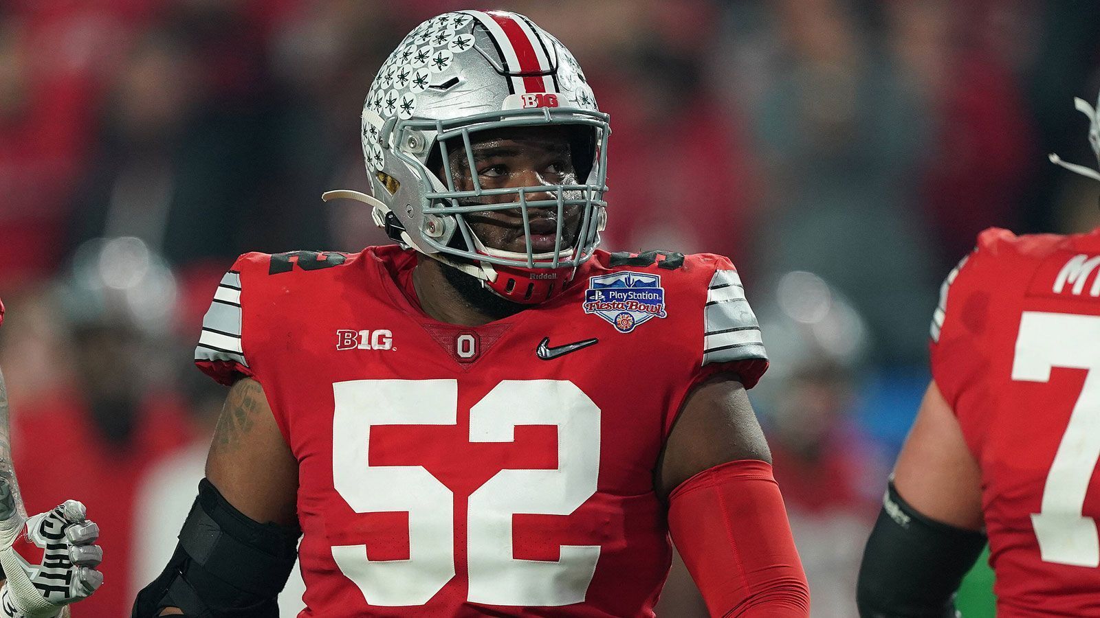 
                <strong>31. Pick - Kansas City Chiefs: Wyatt Davis (OG, Ohio State)</strong><br>
                Wie im Super Bowl gesehen, verbrachte Quarterback Patrick Mahomes einen Großteil des Spiels damit, vor siegeshungrigen Tampa-Verteidigern zu flüchten. Mehr Schutz muss her - und diesen kann Wyatt Davis gewähren. Als sehr starker Lineman mit guter Fußarbeit schaffte er es bisher vor allem mit klaren Vorgaben auf engem Raum, seine Gegner zu schlagen. Ein wenig Nachholbedarf gibt es im Spiel im freien Raum, also wenn sich Blockwinkel überraschend ändern oder er auf "Stunts" von Verteidigern reagieren muss. Alles jedoch Dinge, die der Pro-Football coacht - und das, was man nicht coachen kann, das bringt Wyatt Davis mit.
              