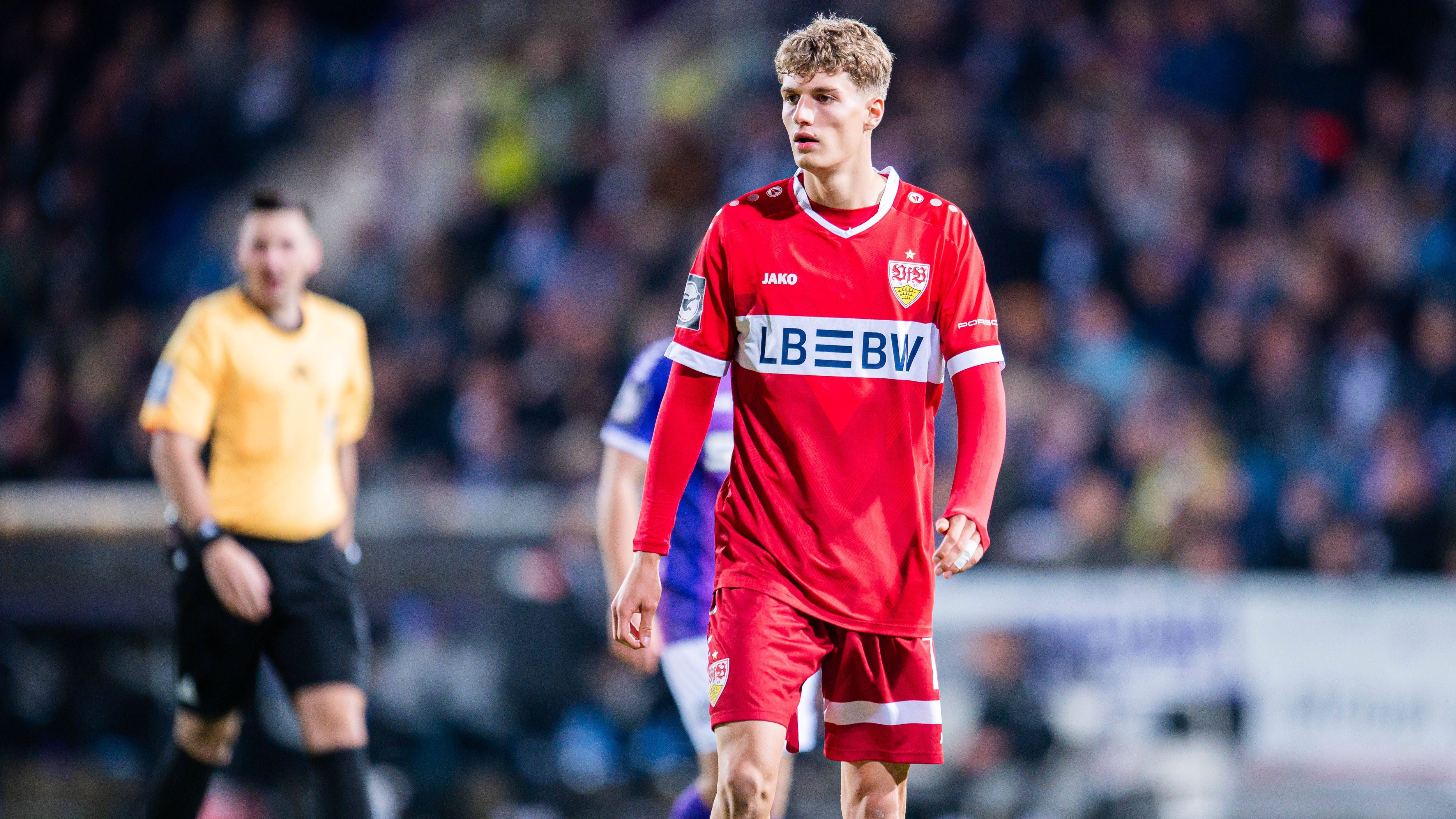 <strong>Luca Raimund (Oberschenkelprobleme)</strong><br>Auch der 19 Jahre alte Luca Raimund, der immer wieder dem Profi-Team des VfB angehörte, fällt noch mit Oberschenkelproblemen auf ungewisse Zeit aus. Immerhin: Zuletzt war der Youngster wohl wieder im Lauftraining.