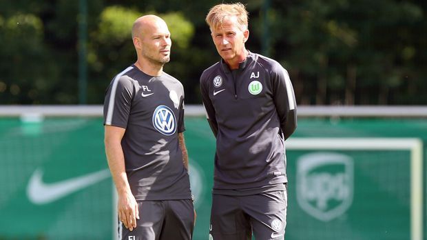 
                <strong>VfL Wolfsburg</strong><br>
                Für Trainer Andries Jonker (re.) und Co-Trainer Freddie Ljungberg wartet nach dem Beinahe-Abstieg natürlich noch viel Arbeit beim VfL Wolfsburg.
              