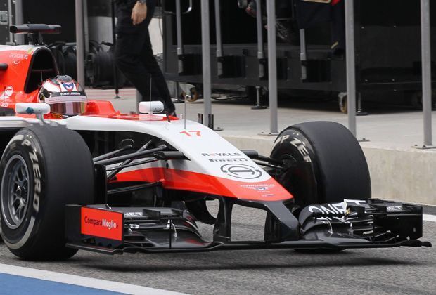 
                <strong>Marussia MR03</strong><br>
                Der neue Bolide trägt die Nase wie die meisten anderen Autos so hoch wie möglich. Der Antriebsstrang des MR03 kommt in diesem Jahr aus dem Hause Ferrari.
              