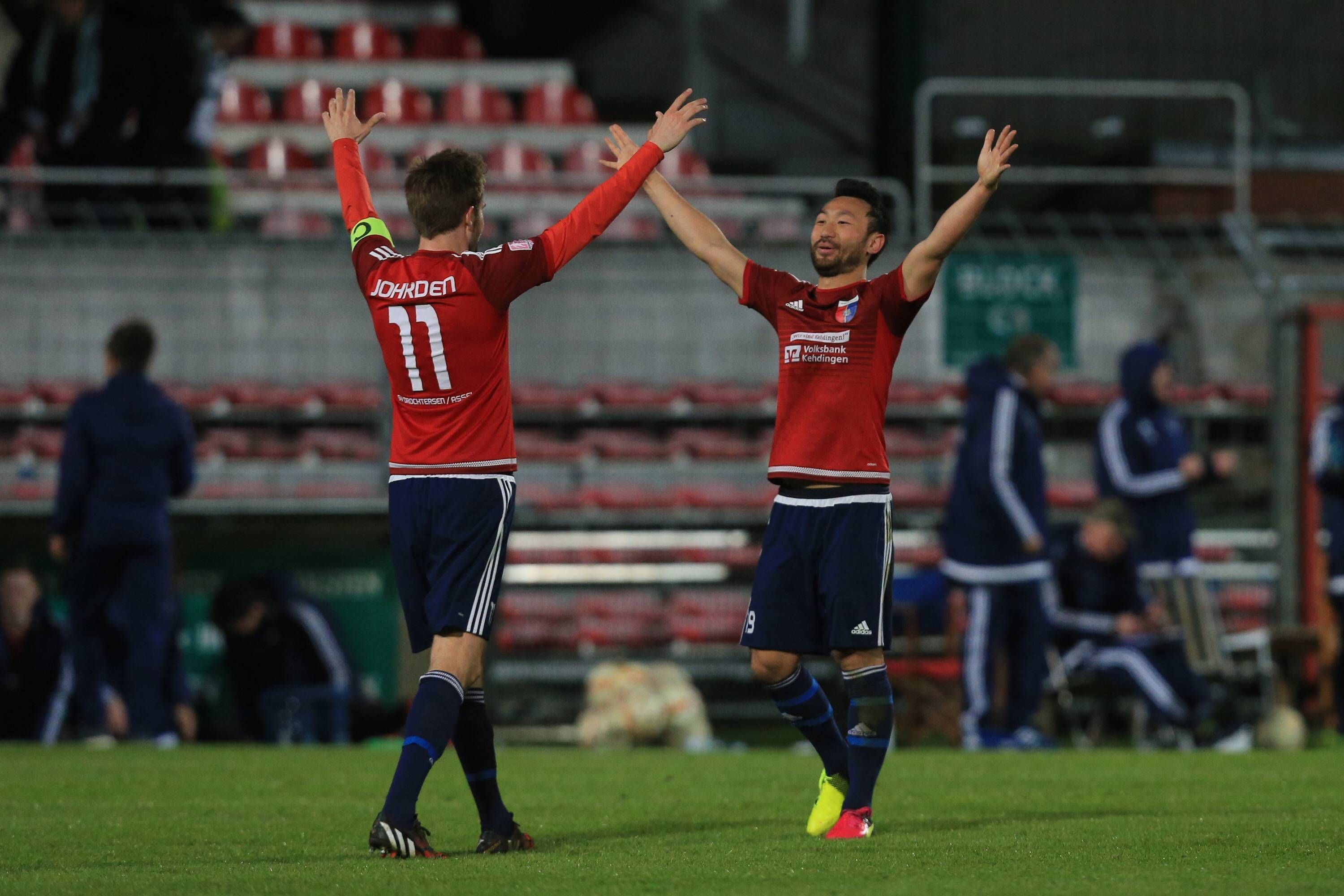 
                <strong>SV Drochtersen/Assel</strong><br>
                Verein und Vorstand haben alles in die Waagschale geworfen, damit die Begegnung im heimischen Kehdinger-Stadion stattfindet. Bis zu 7.000 Zuschauer kommen rein – müssen sich aber auf eine große Tartanbahn einstellen, die sich zwischen Zuschauerrängen und Sportplatz befindet.
              